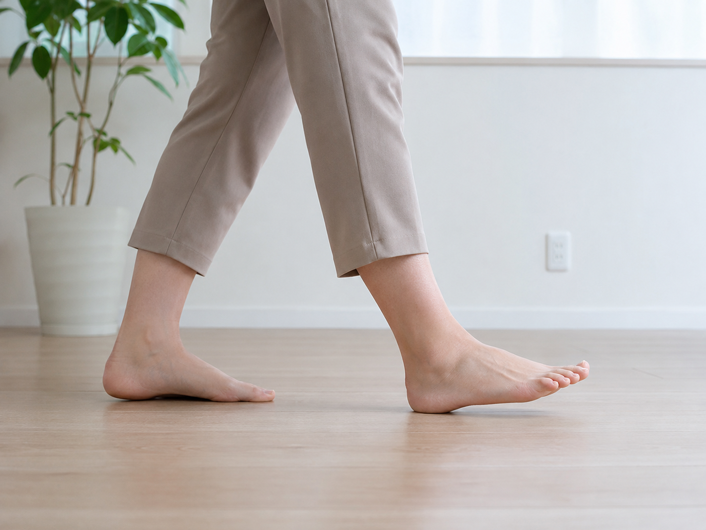 歩行時のつま先の向きと足の着き方を確認している女性の足元
