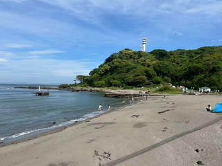 観音崎海岸の波打ち際と開放感のある海の景色