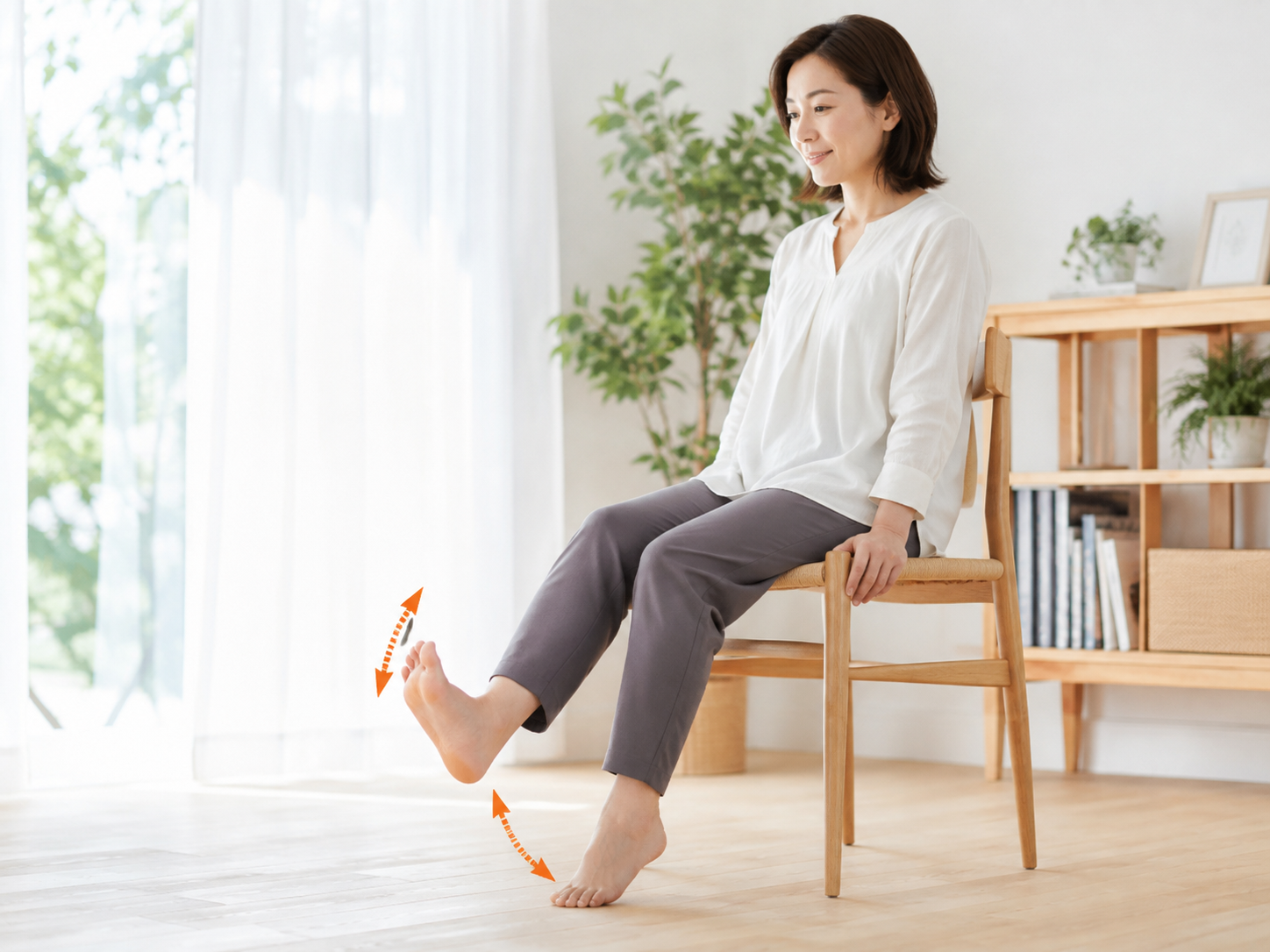 歩き方を見直すために室内で足首をやさしく動かしている女性