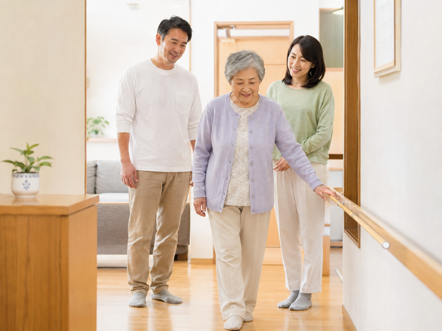 家族に見守られながらゆっくり歩いている女性