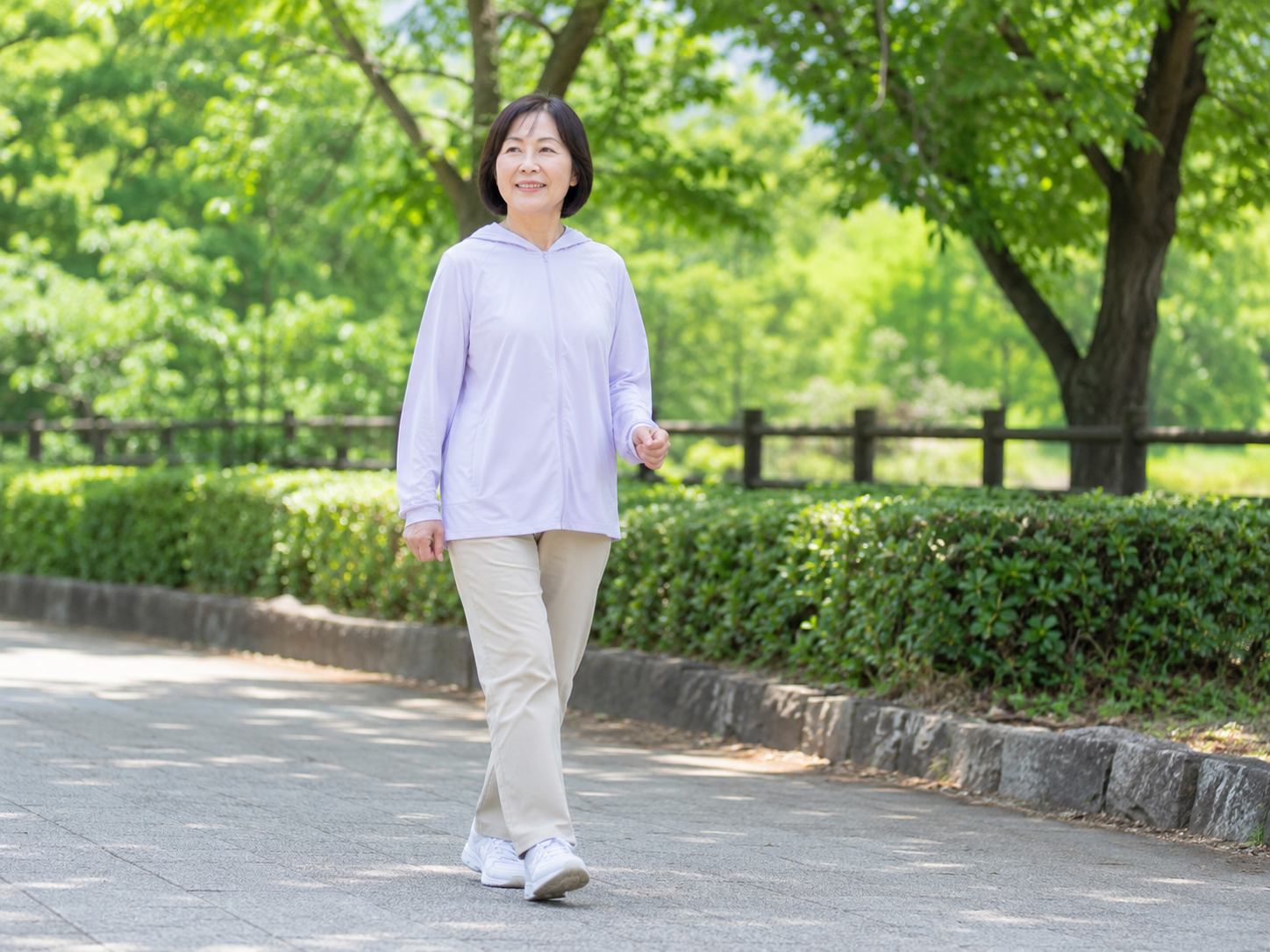 膝に無理のない歩幅でゆっくり歩いている女性