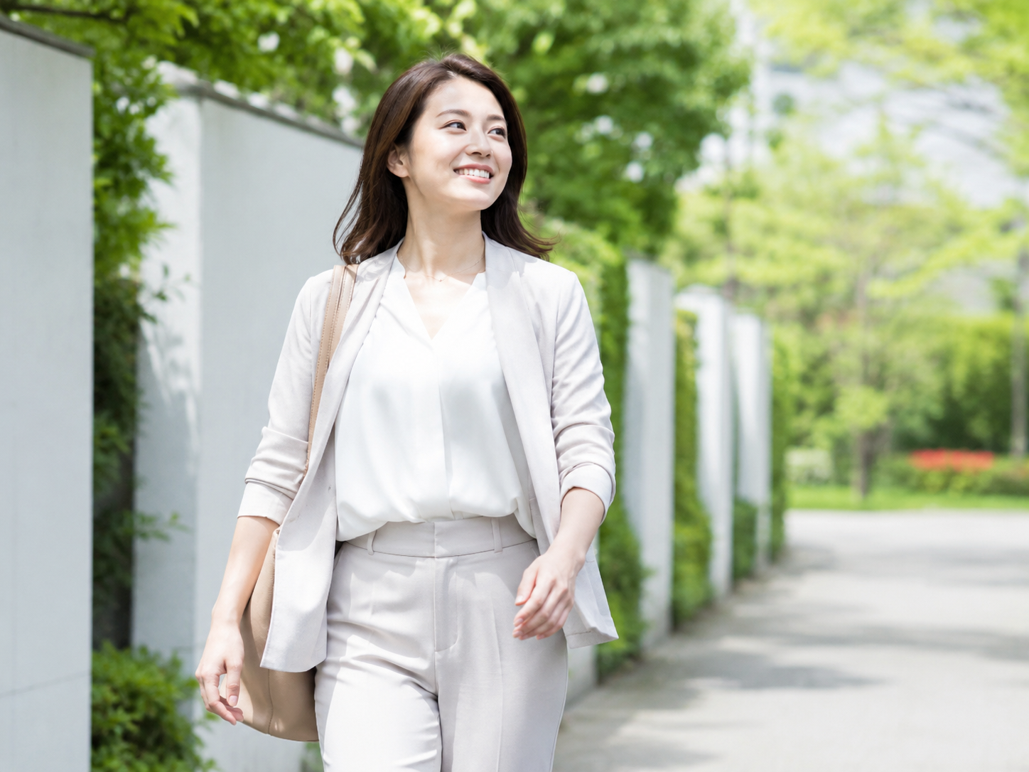 体を見直して明るい表情で外を歩く女性