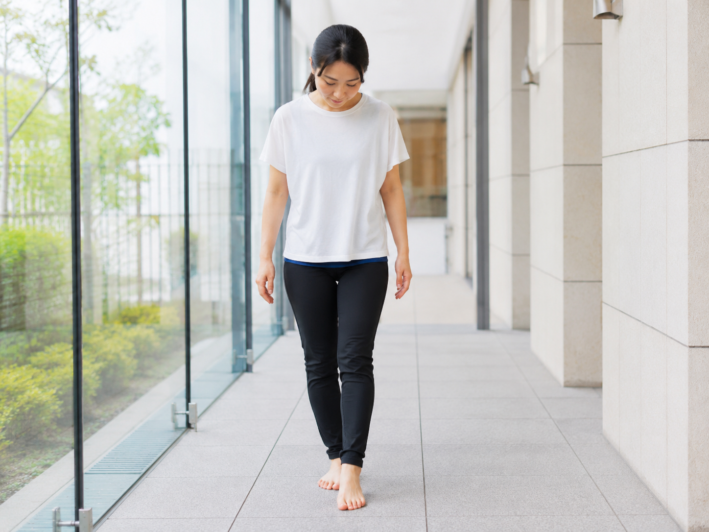 歩くときの足元やつま先の向きを確認している女性