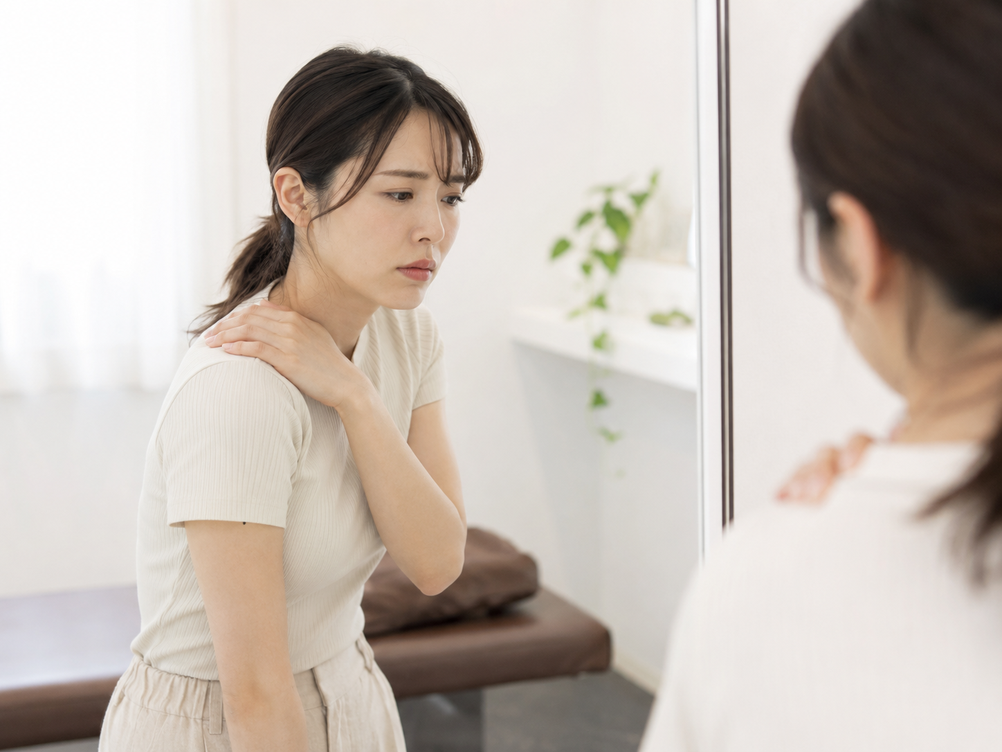 AI姿勢分析を受ける前に、自分の姿勢が気になっている女性