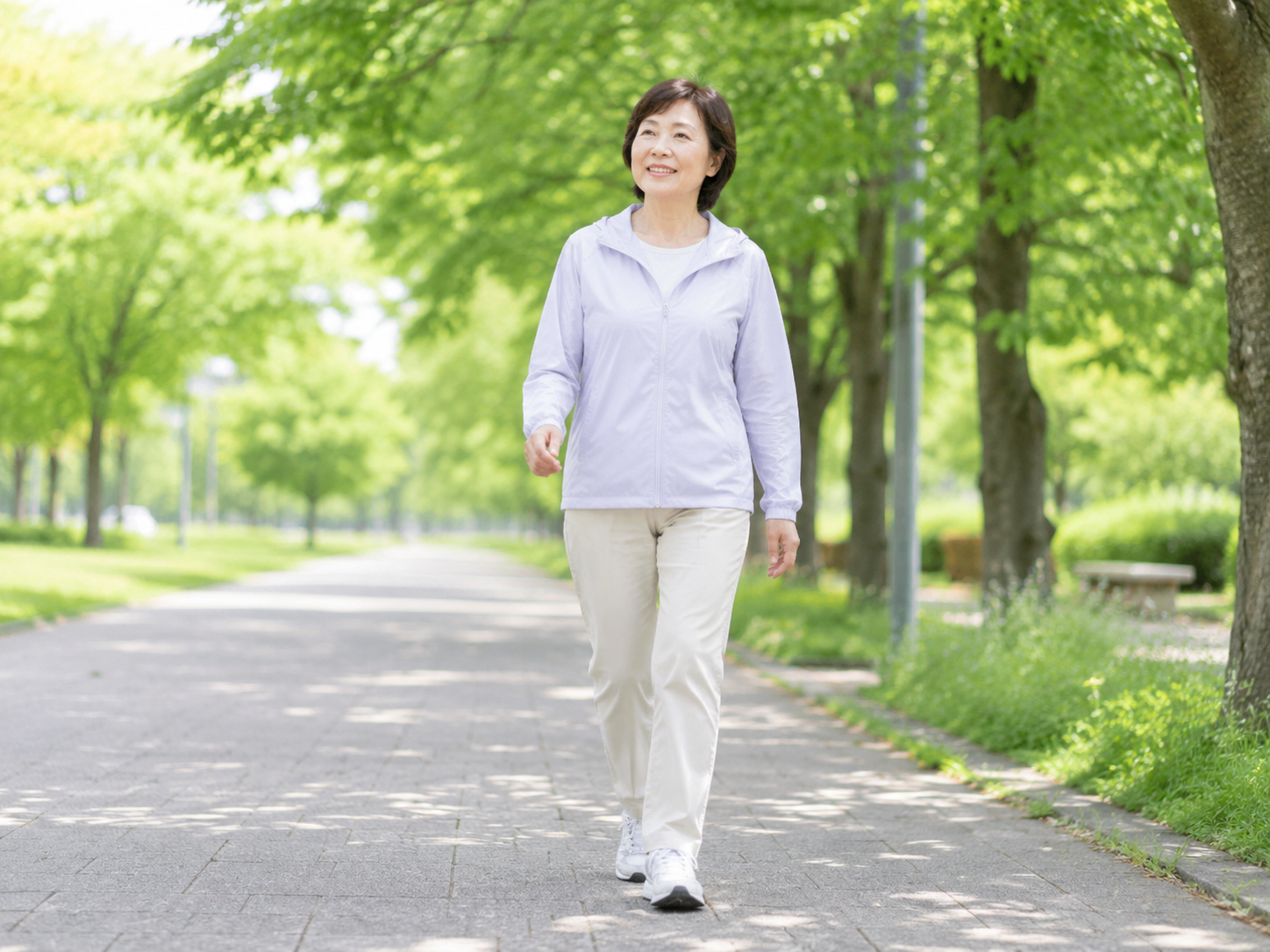 膝に無理のない歩幅でゆっくり歩いている女性