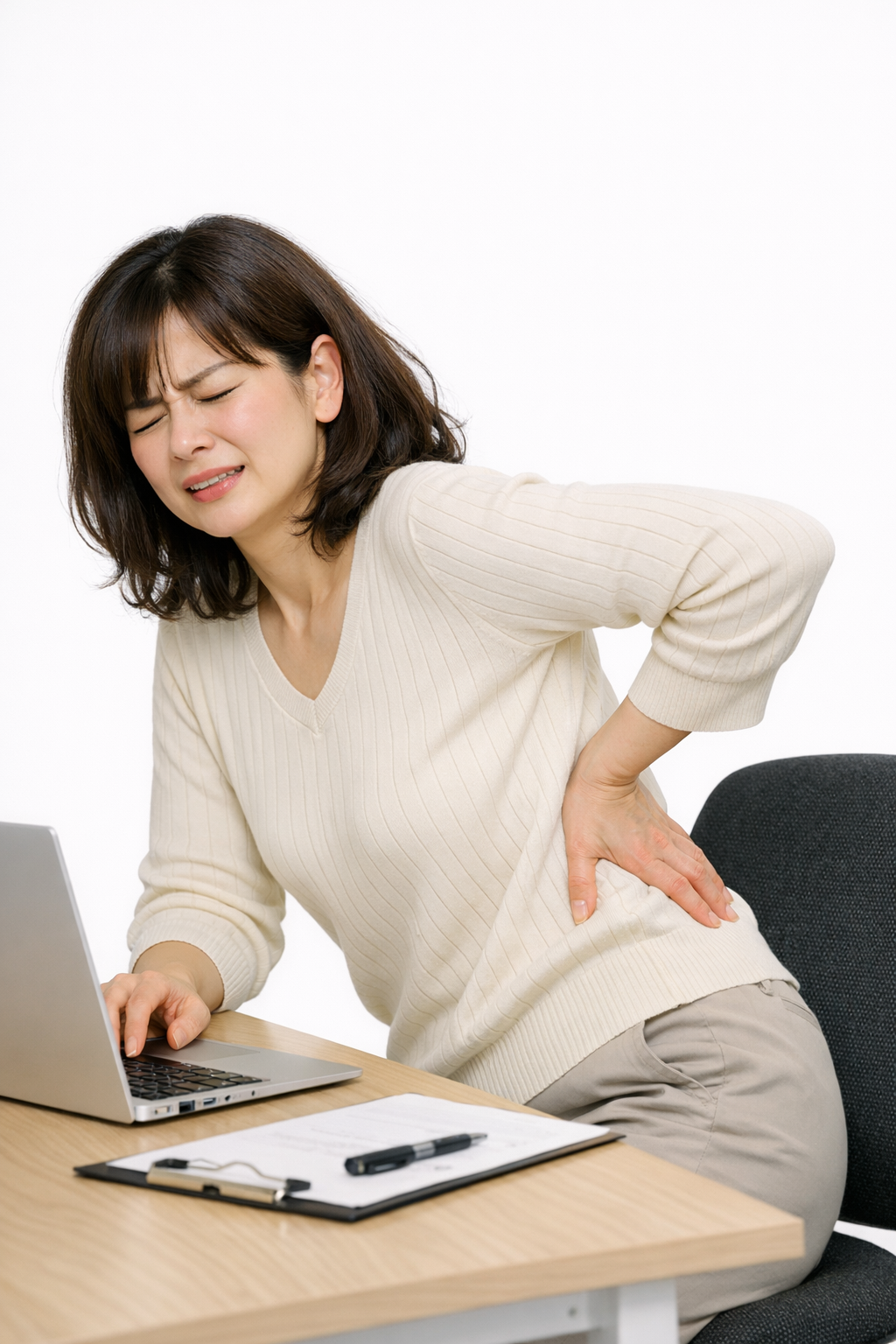 デスクワークで腰痛を感じる横須賀市の方に向けたイメージ