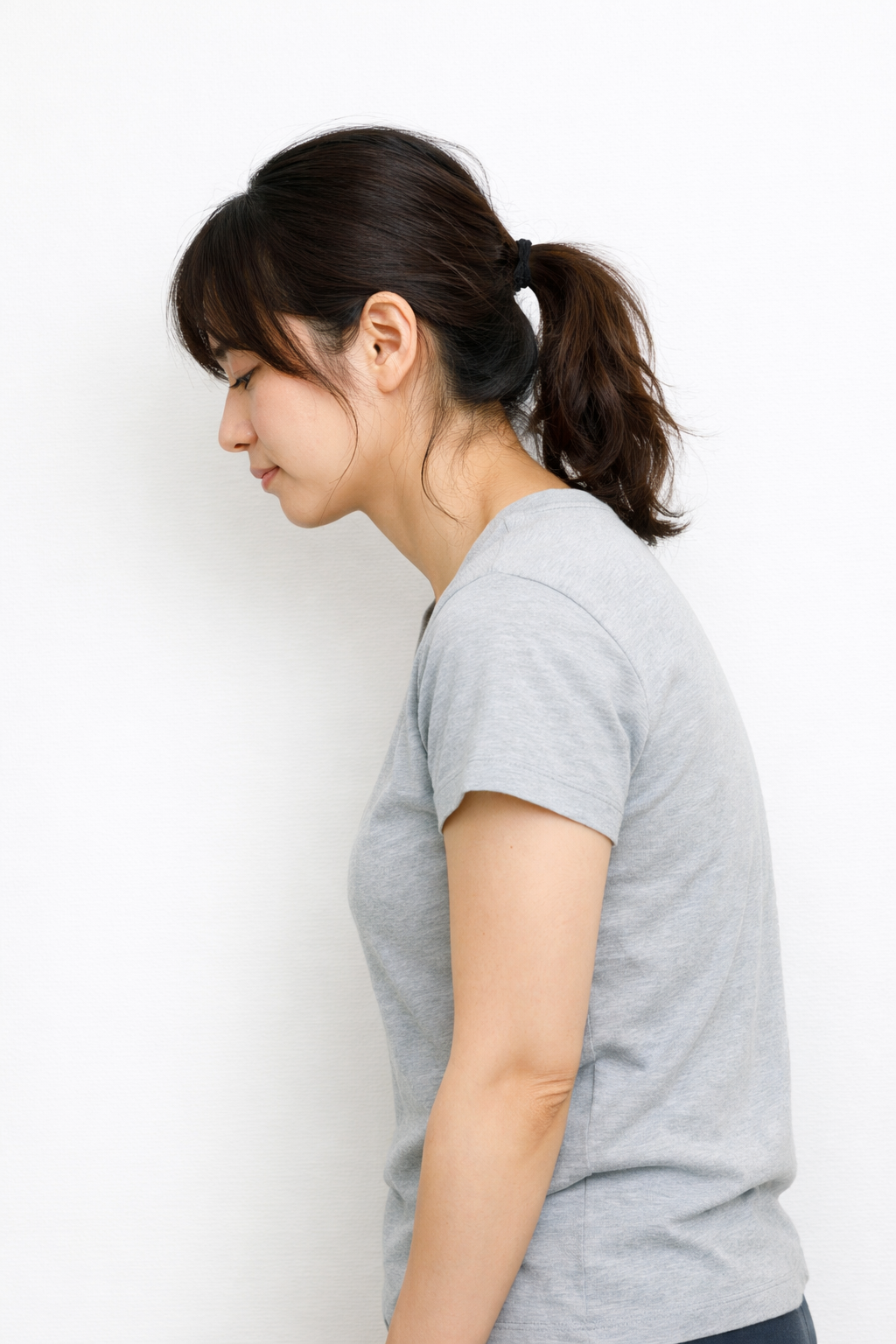 姿勢の崩れによって首や肩に負担がかかるイメージ