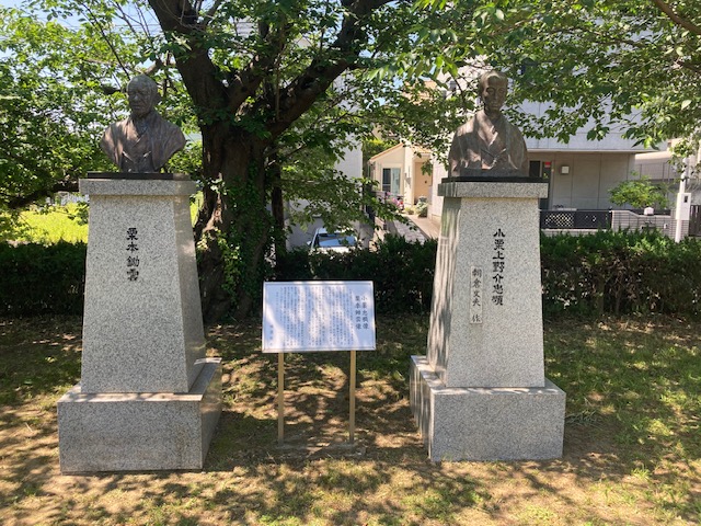 横須賀市文化会館の広場と5月の青空
