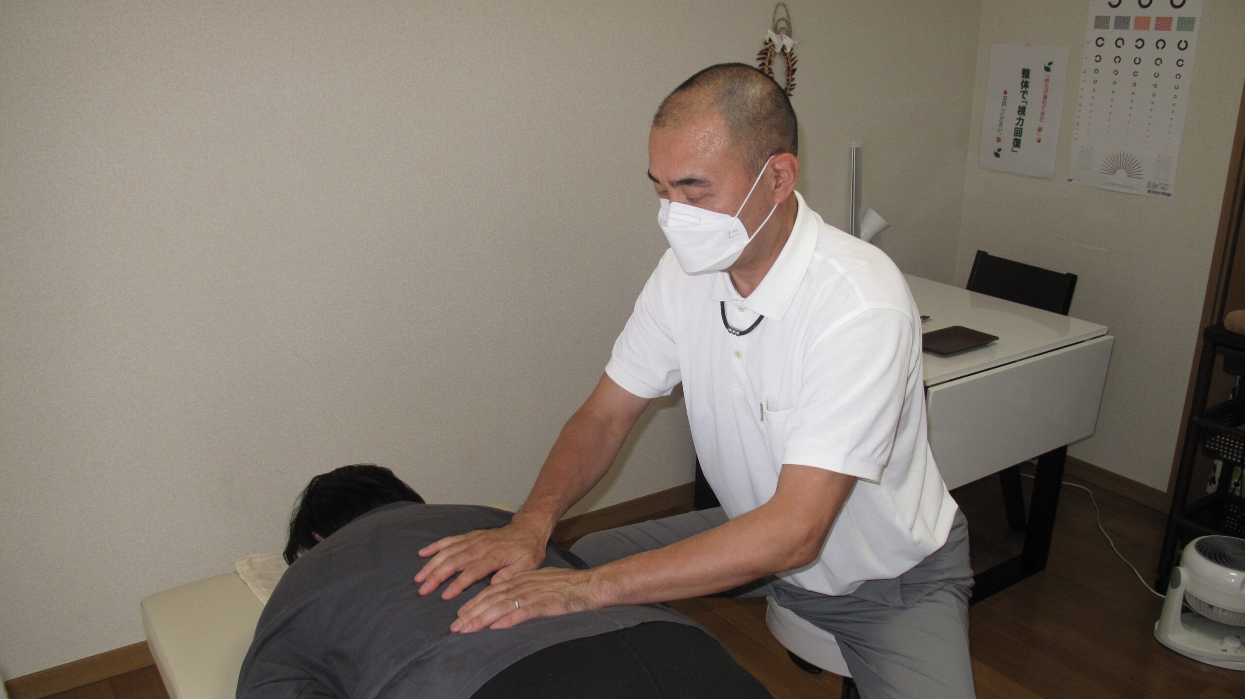 湘南山手整体院で背中をやさしく揺らす整体施術の様子
