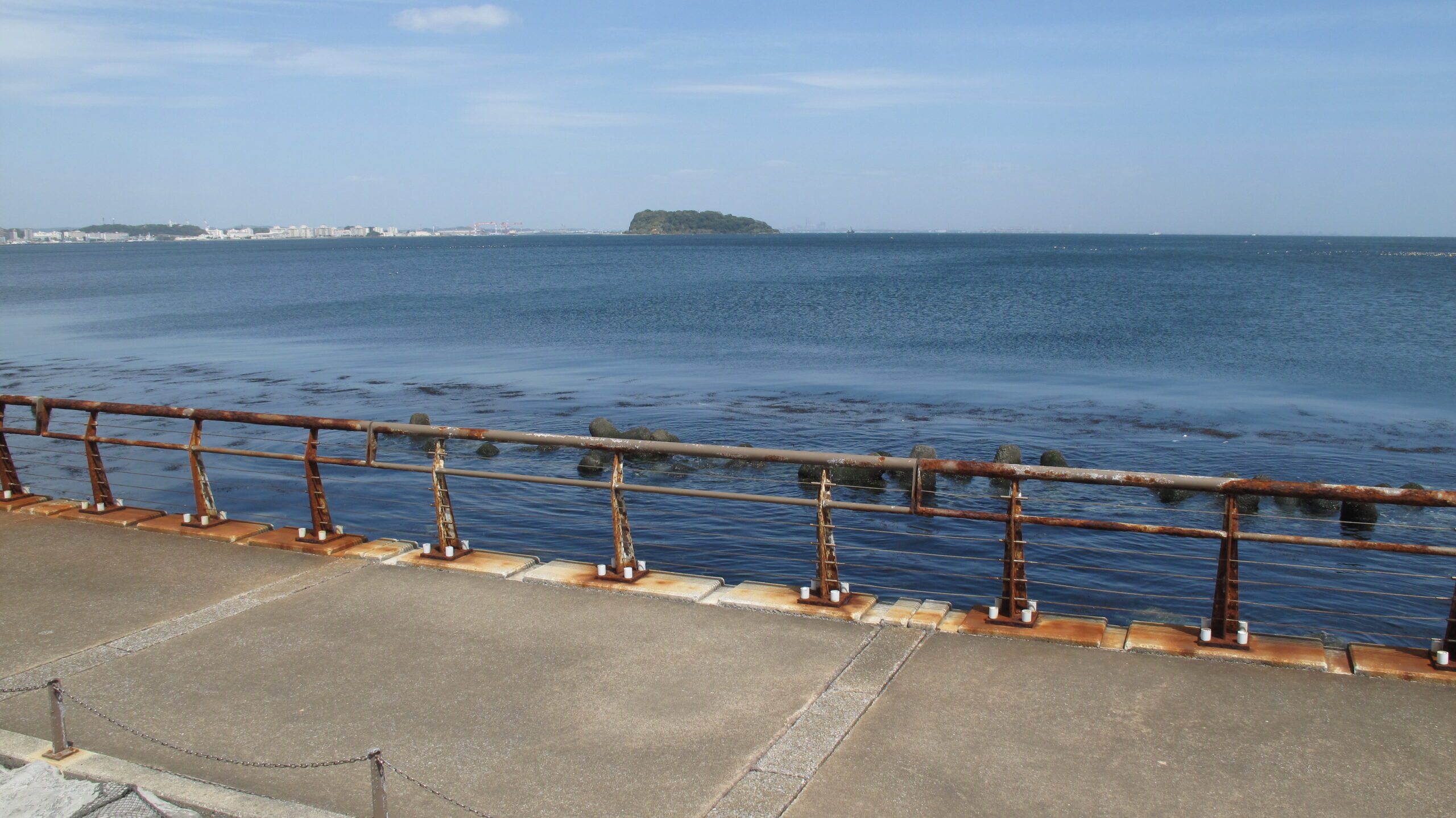 馬堀海岸遊歩道から見える海と空の開放的な風景