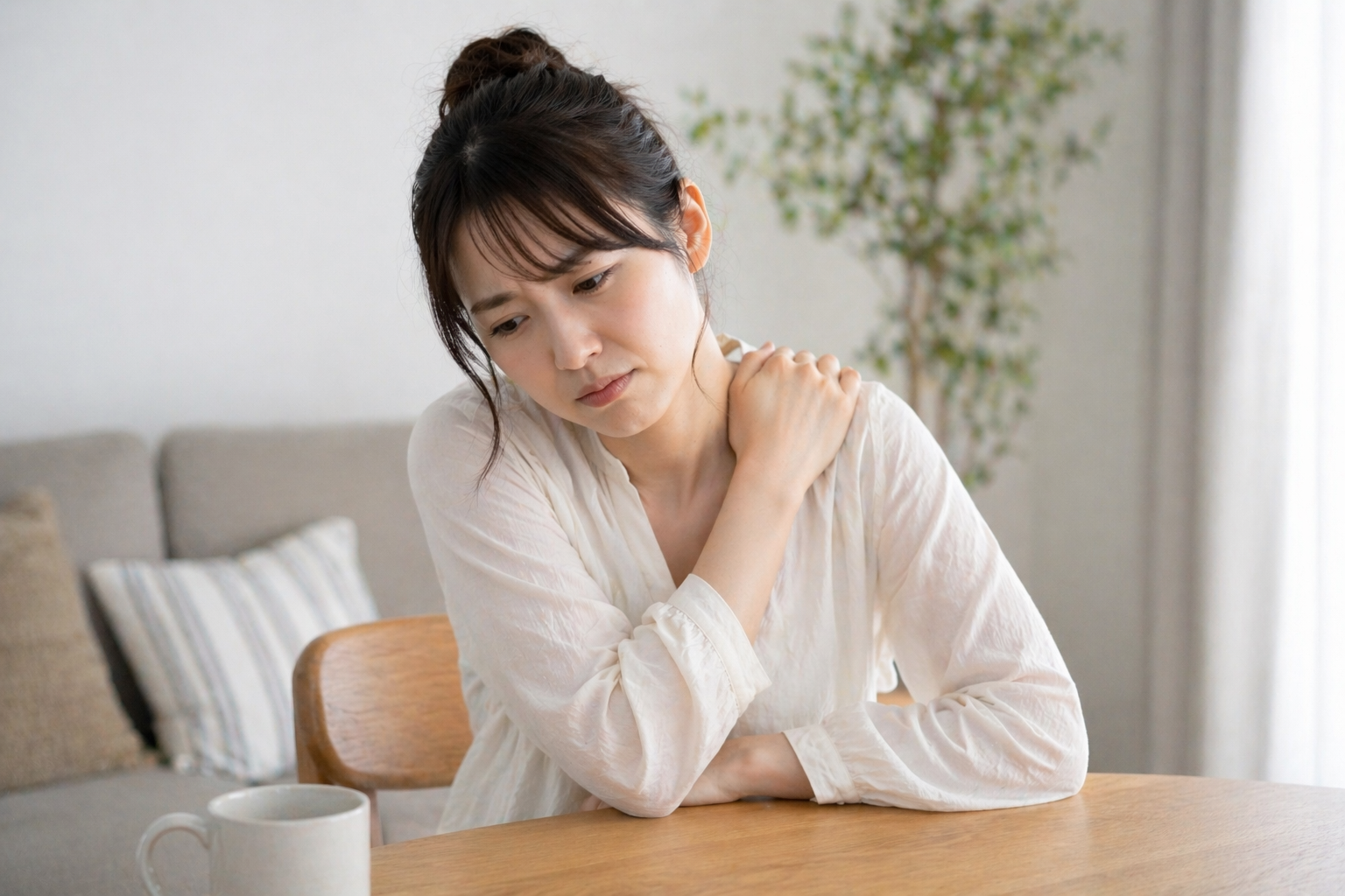肩こりと姿勢の悩みを感じている女性のイメージ