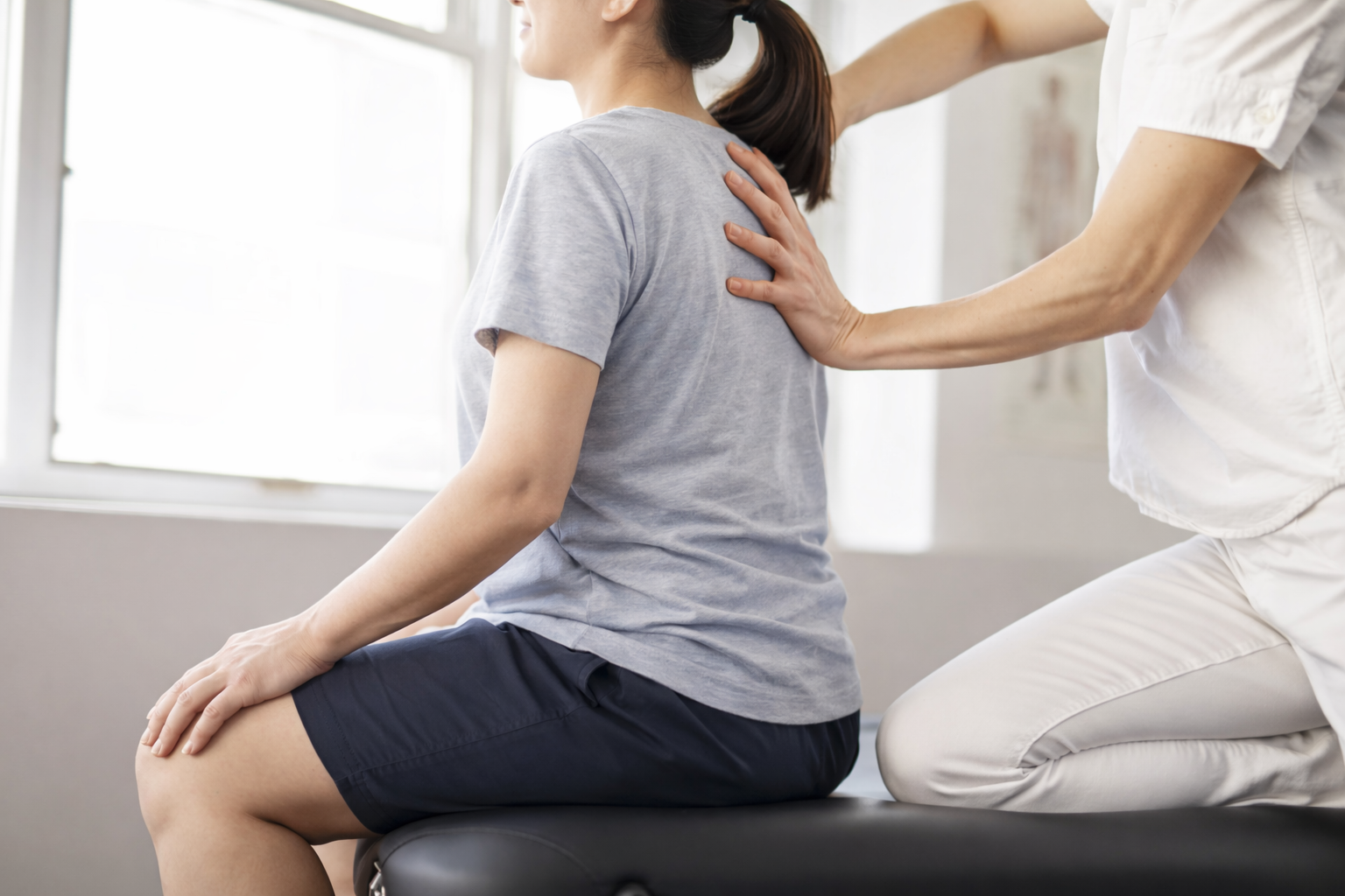 背中や体全体をやさしく整える整体施術の様子