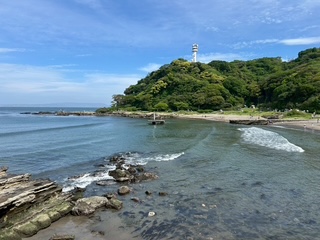 梅雨の横須賀で静かな海を眺める穏やかな時間
