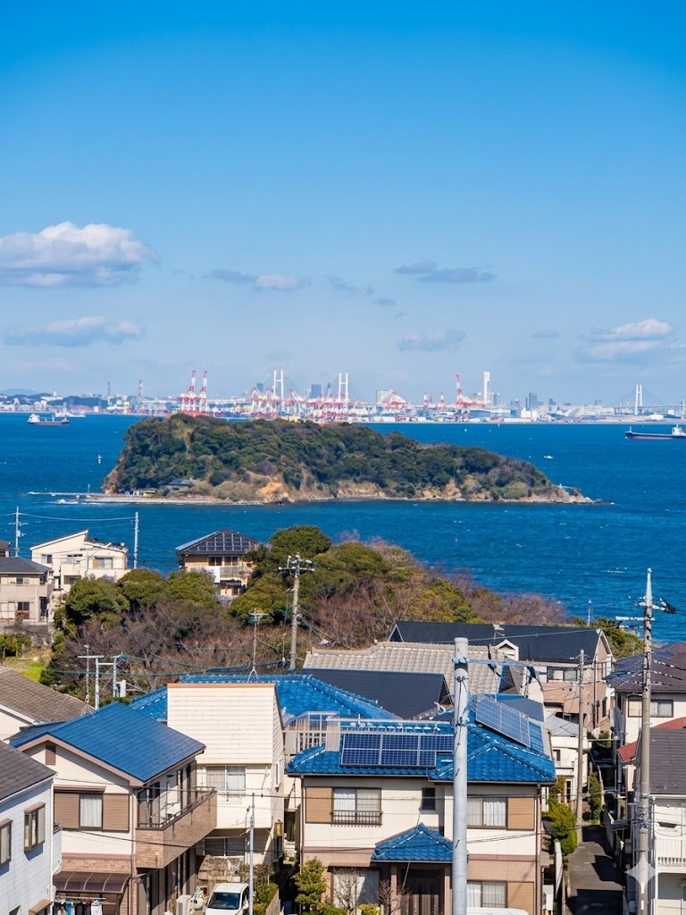 安房口神社周辺から見える海と猿島の眺め