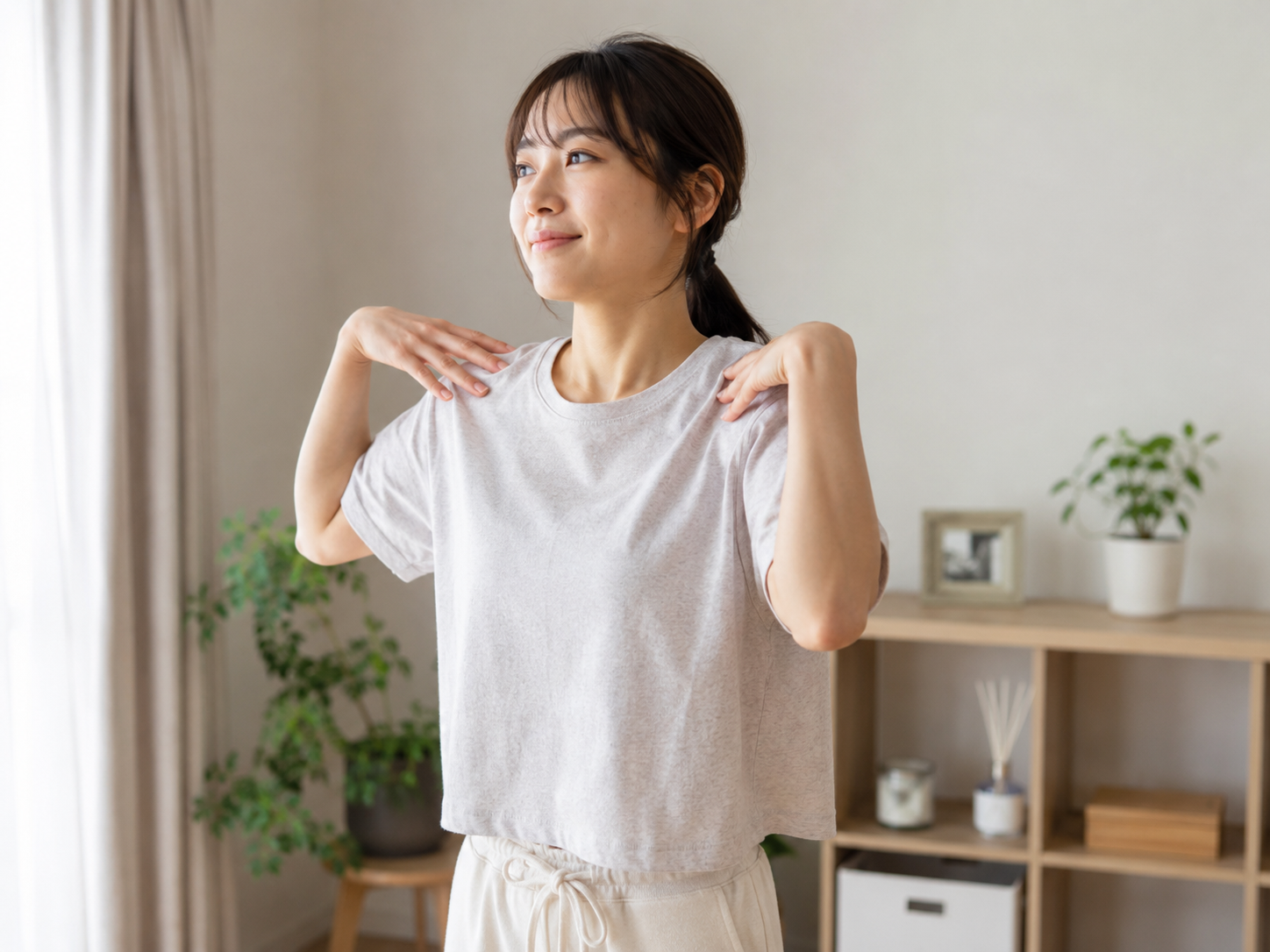 肩こり予防のために室内でやさしく肩を回す女性