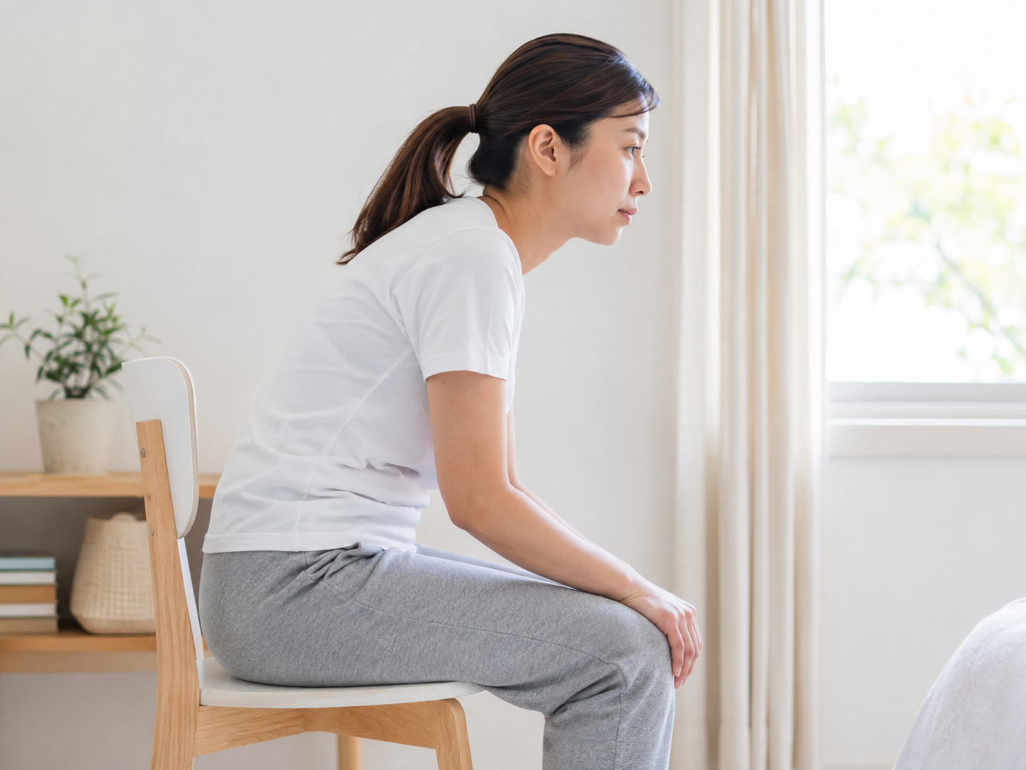 日中の猫背姿勢で腰に負担がかかりやすい女性