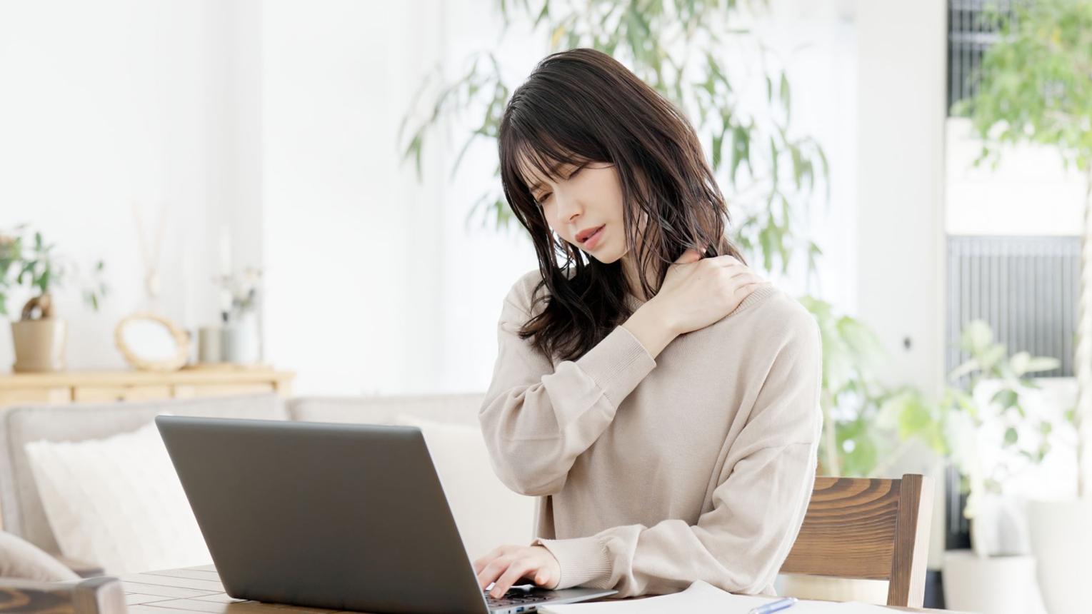 肩こりがつらく悩んでいる女性のイメージ