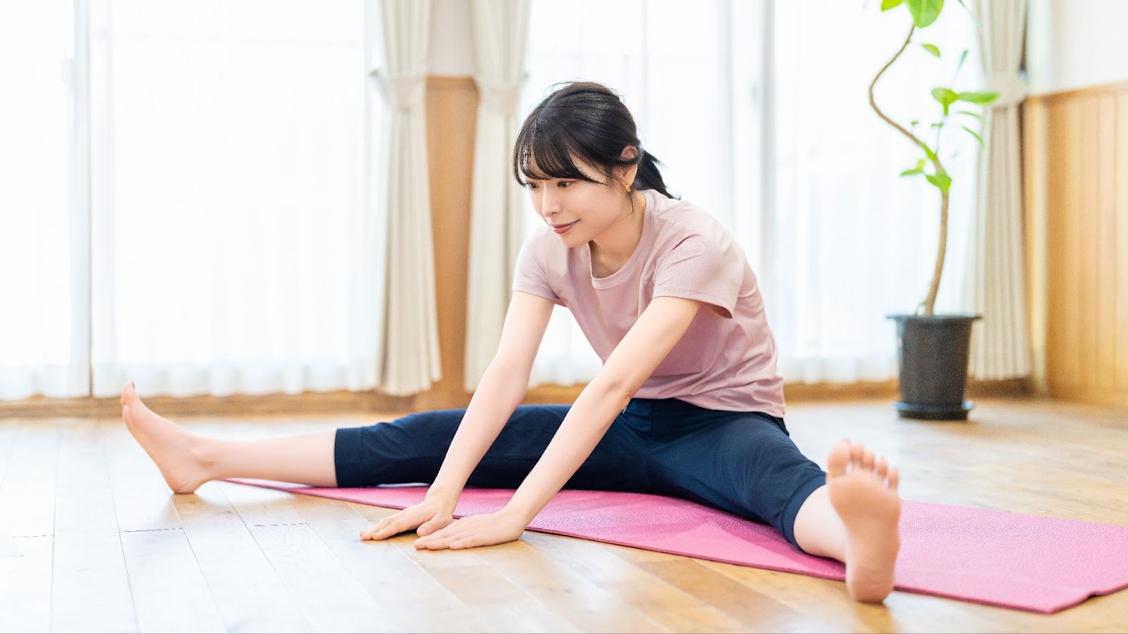 姿勢改善のため、ストレッチをしている女性の写真です。