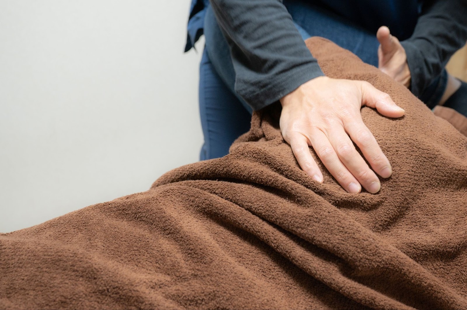 施術をしているシャア氏んです。