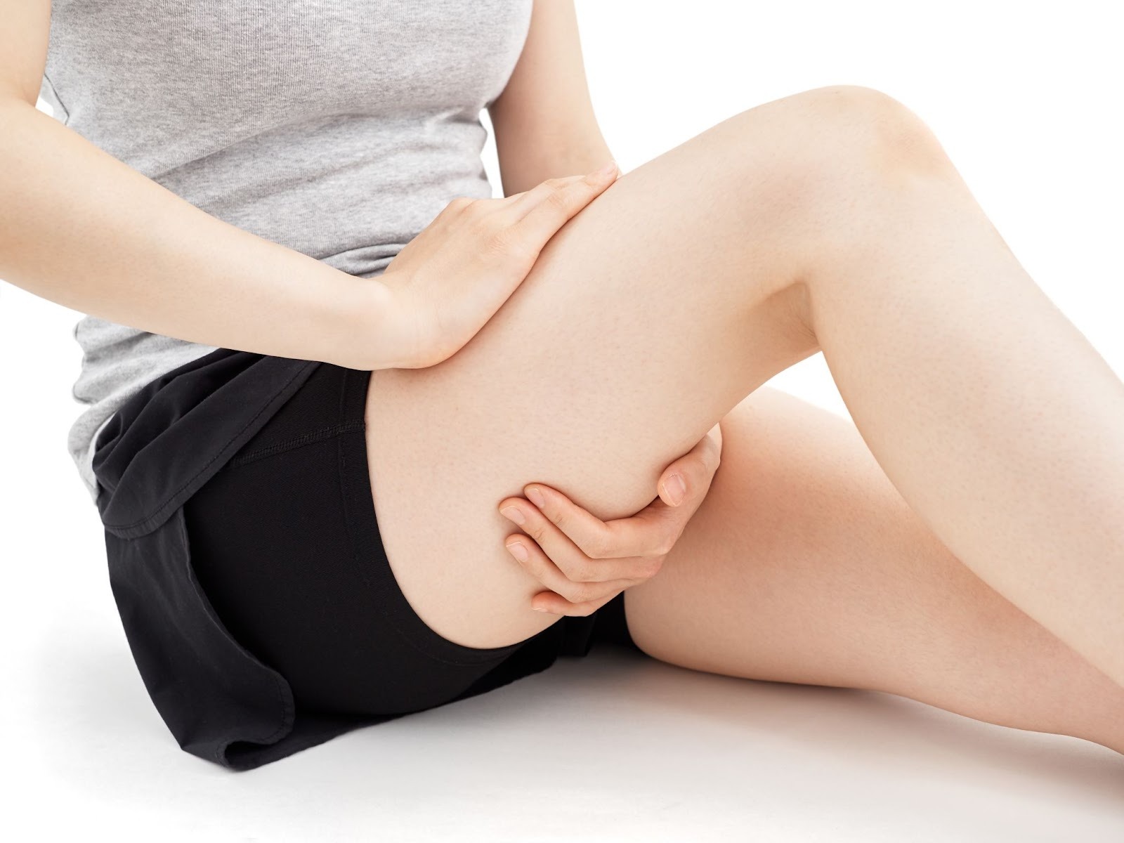 大腿皮神経の痛みでつらい女性の写真です。