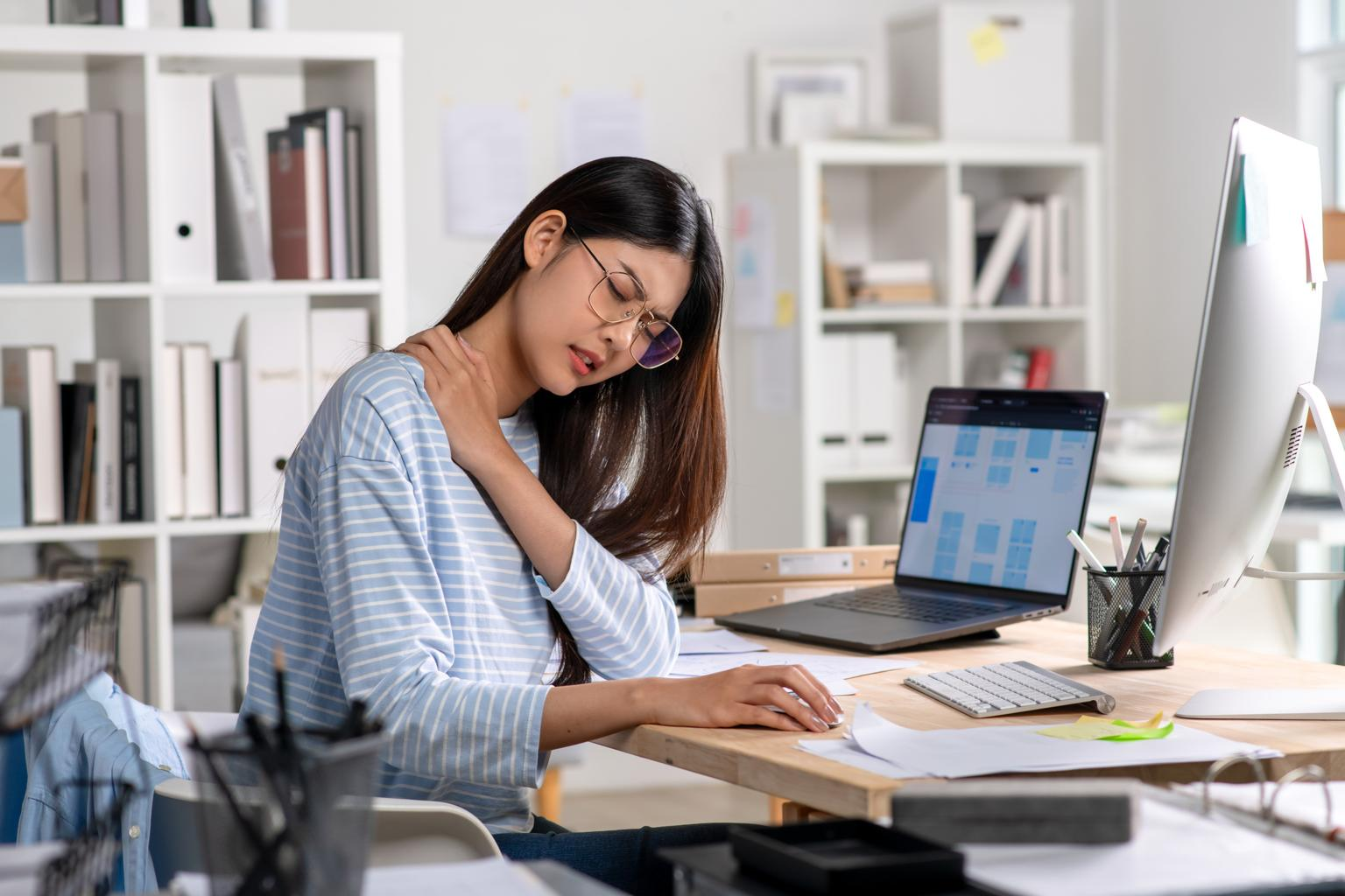 慢性的な肩こりで首や肩がつらい女性のイメージ