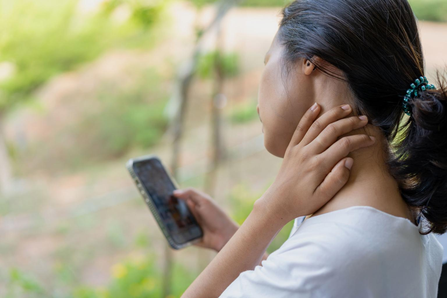 スマートフォン使用による首や肩の負担イメージ