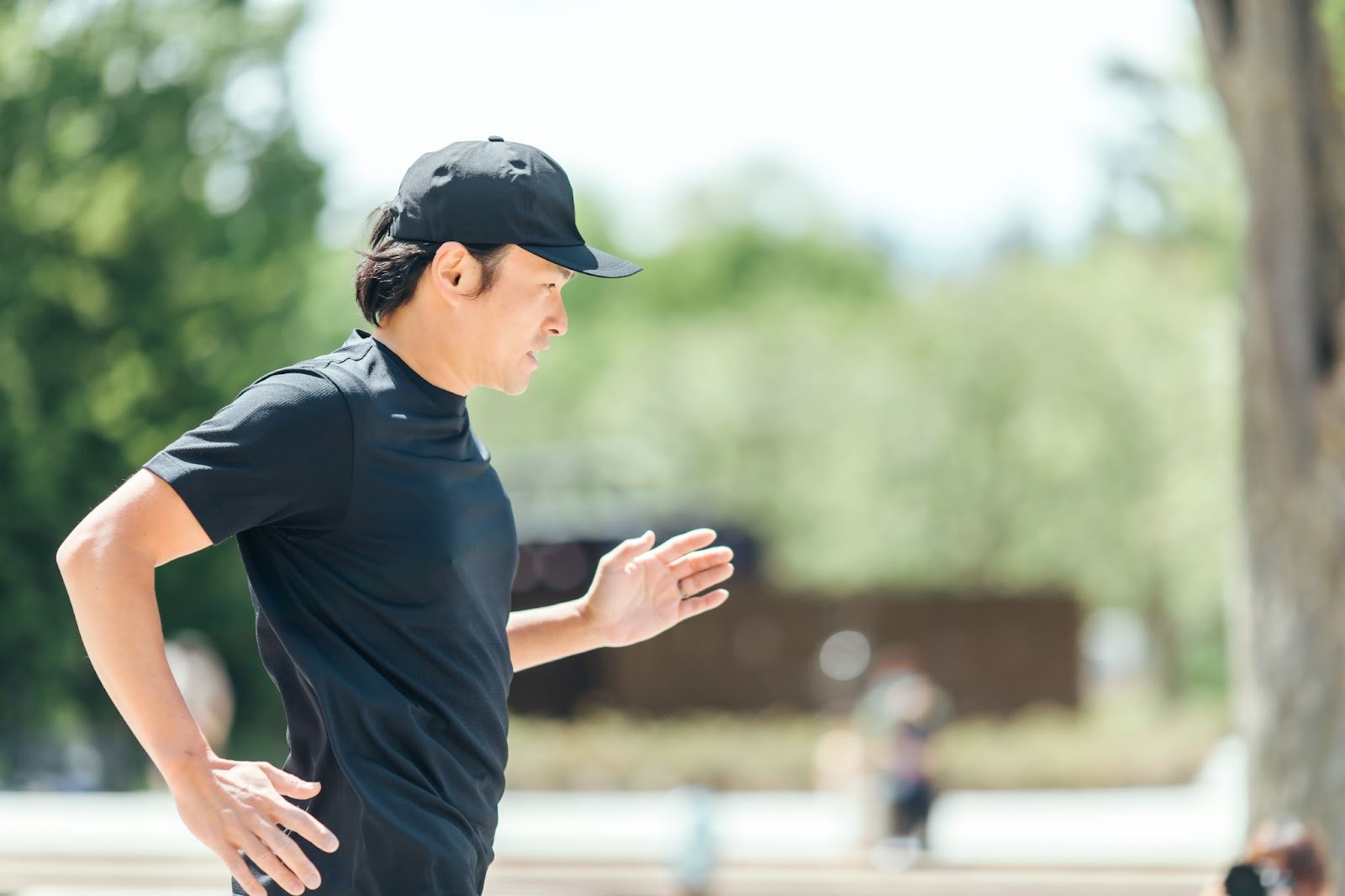 横須賀の公園で早歩きをしている男性の様子