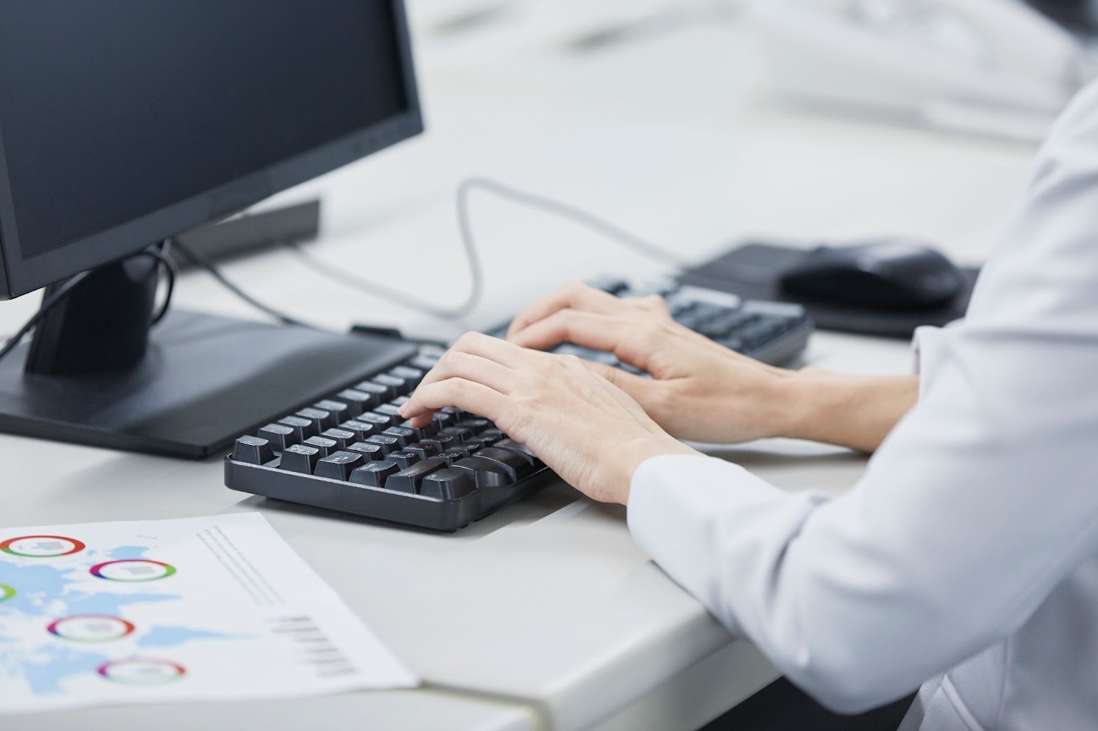 長い時間、同じ姿勢でパソコン作業を行っている様子