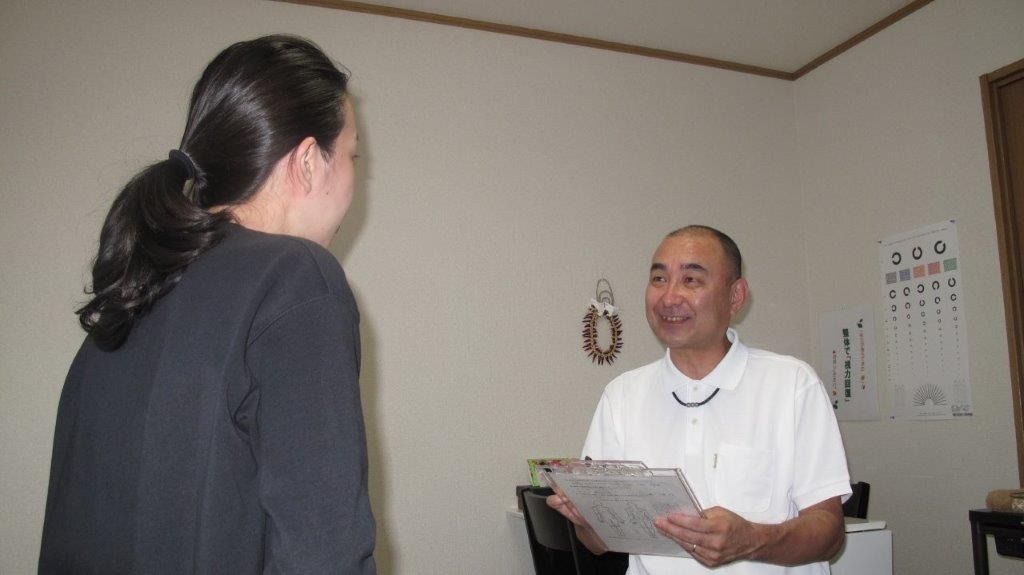 当院で患者様にお体の状態等お伺いしている写真です。