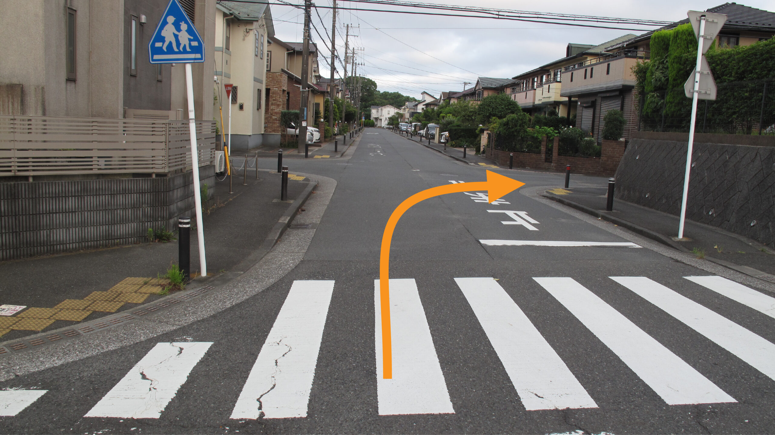 すぐ右折を矢印で表示している写真です。