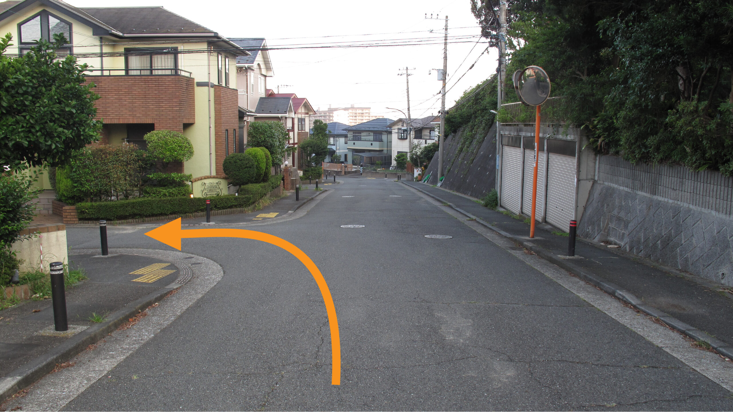 すぐに左折を矢印で表示している写真です。