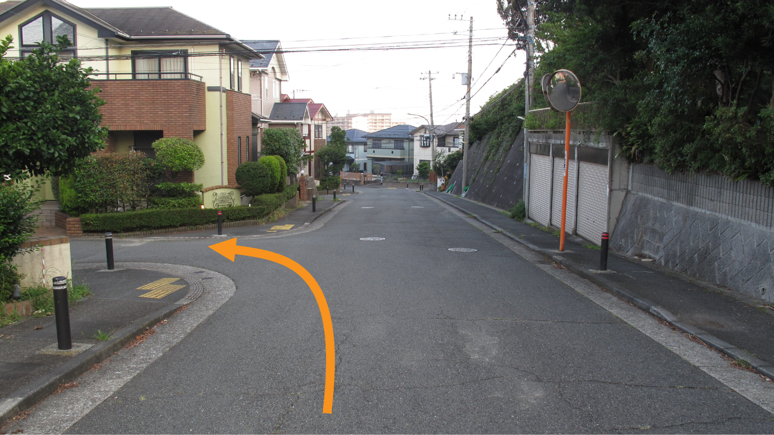 すぐ次、左折の写真。
矢印で進行方向を示しています。