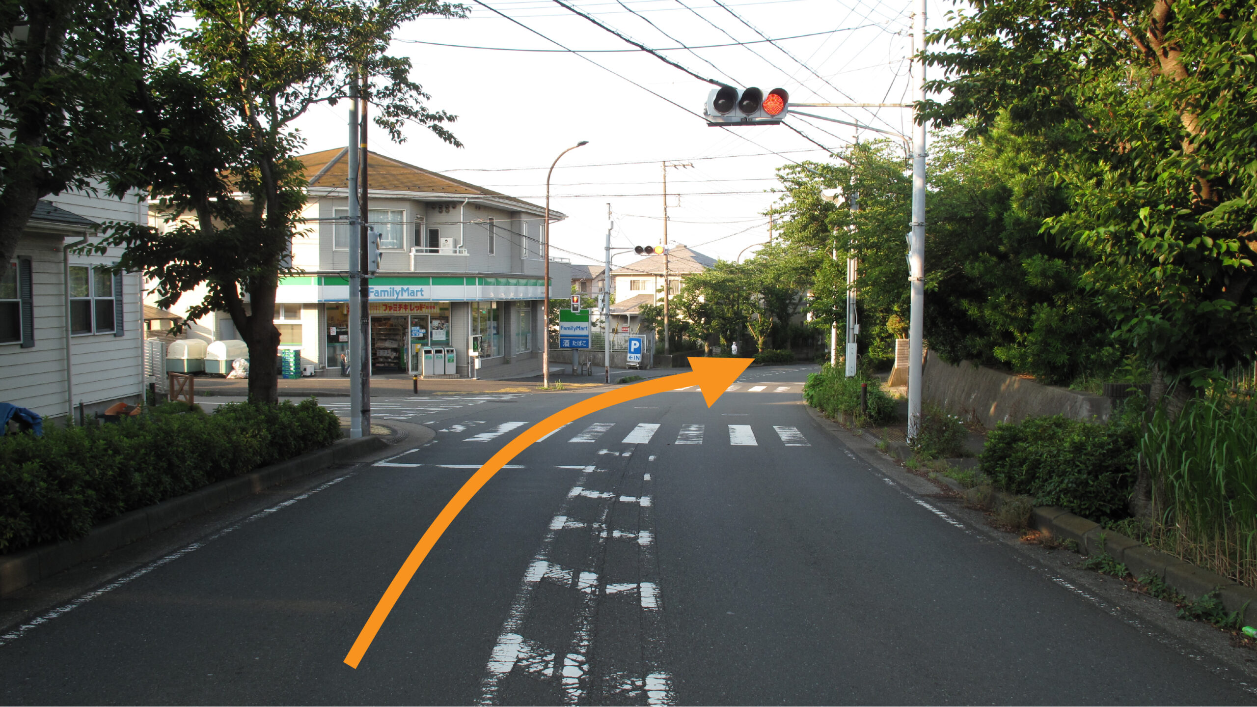 ファミリーマート信号直進を矢印で表示している写真です。