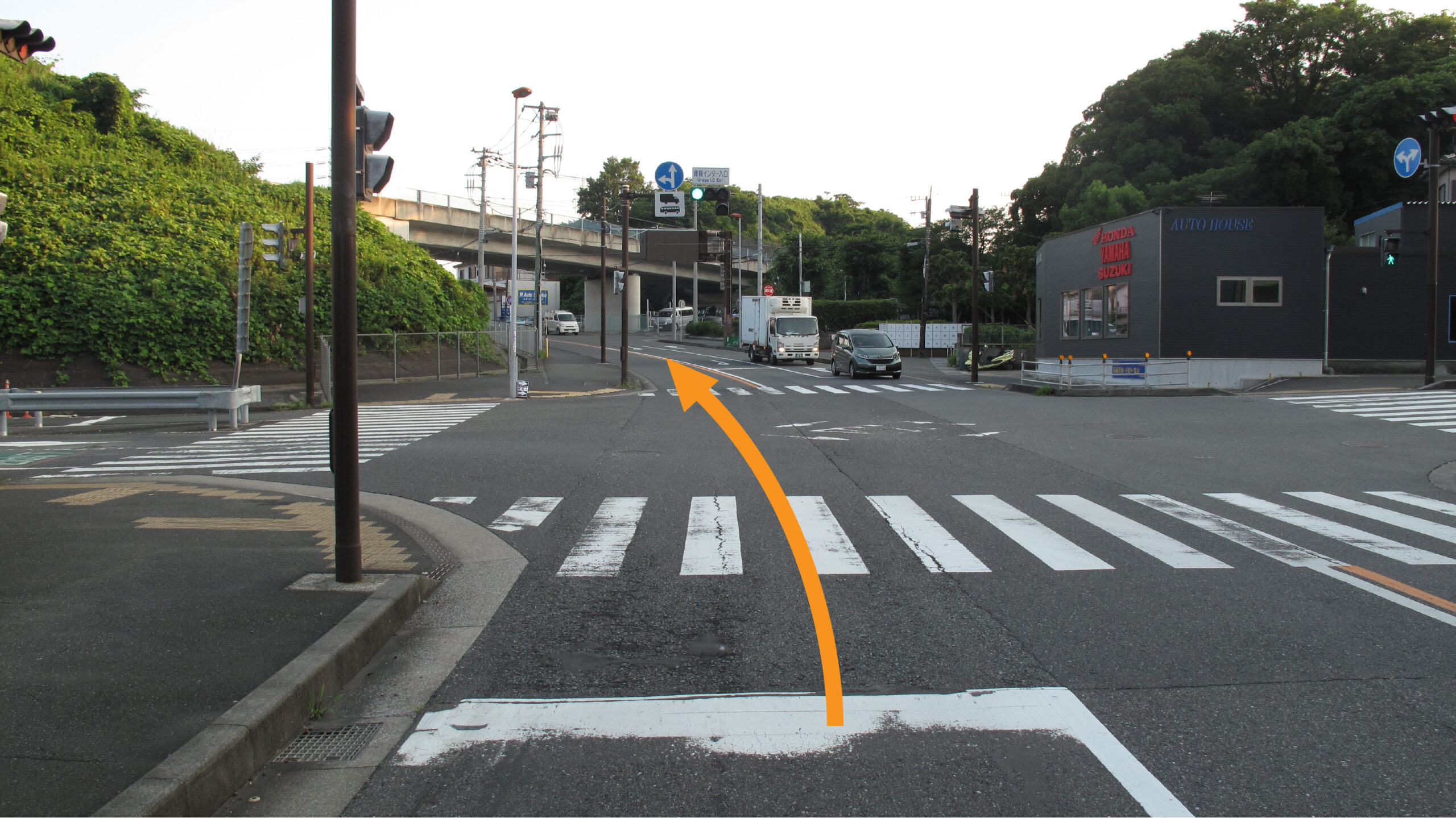 浦賀インター入口の写真です。
進む方向を矢印で示しています。