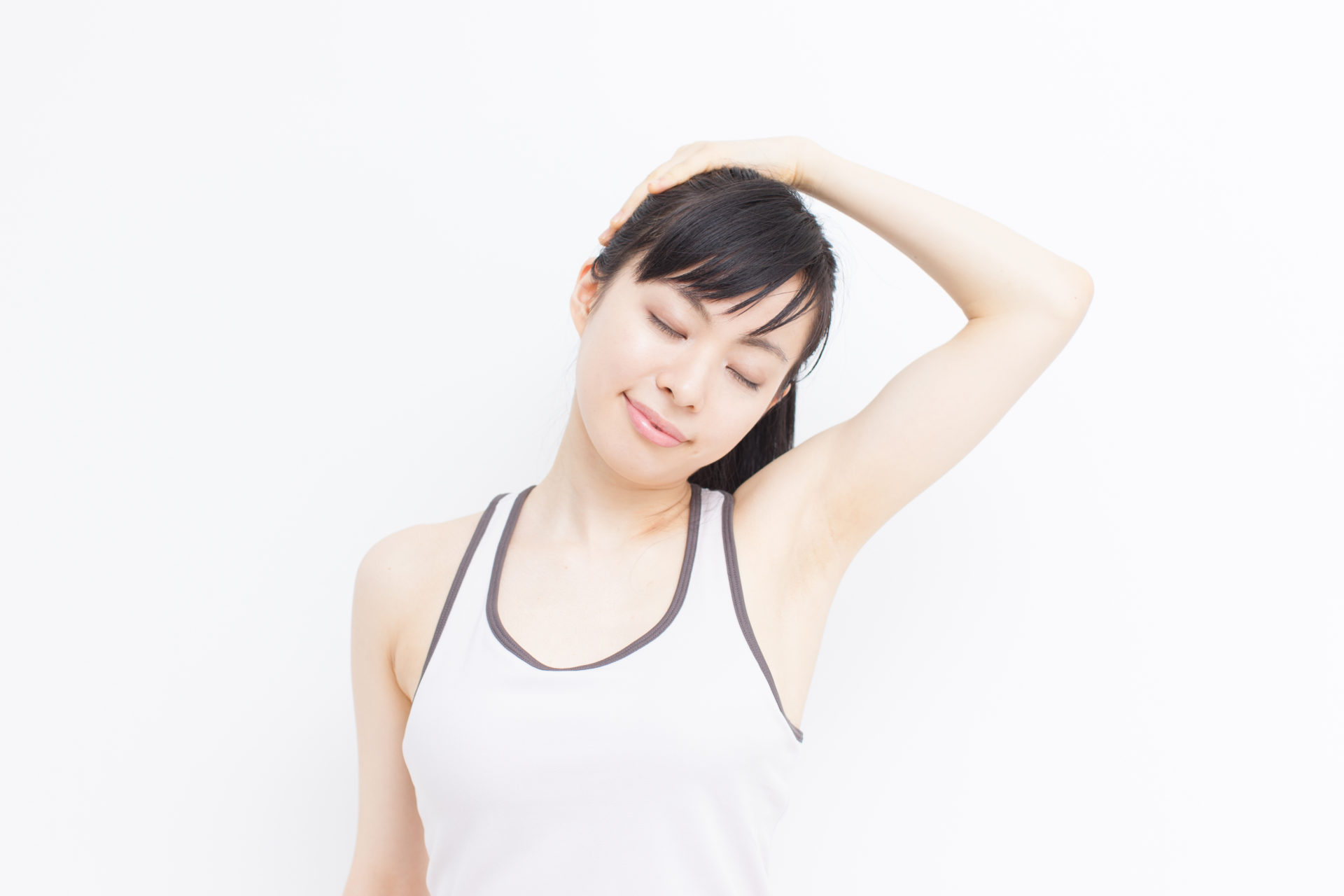 肩・首のストレッチをしている女性の写真です。気持ちよさそうです。