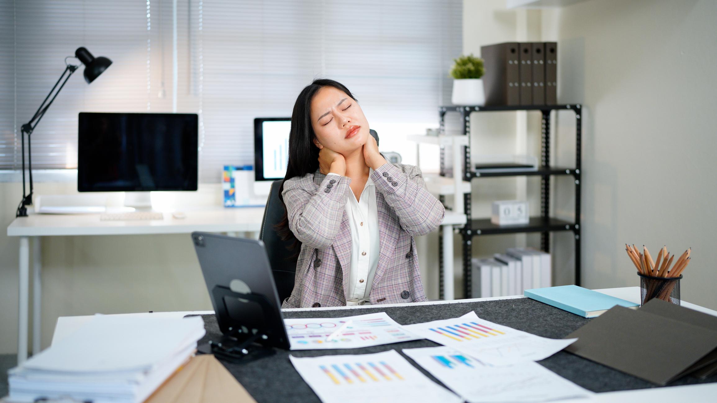 デスクワーク中に首や肩へ負担がかかっている姿勢の例