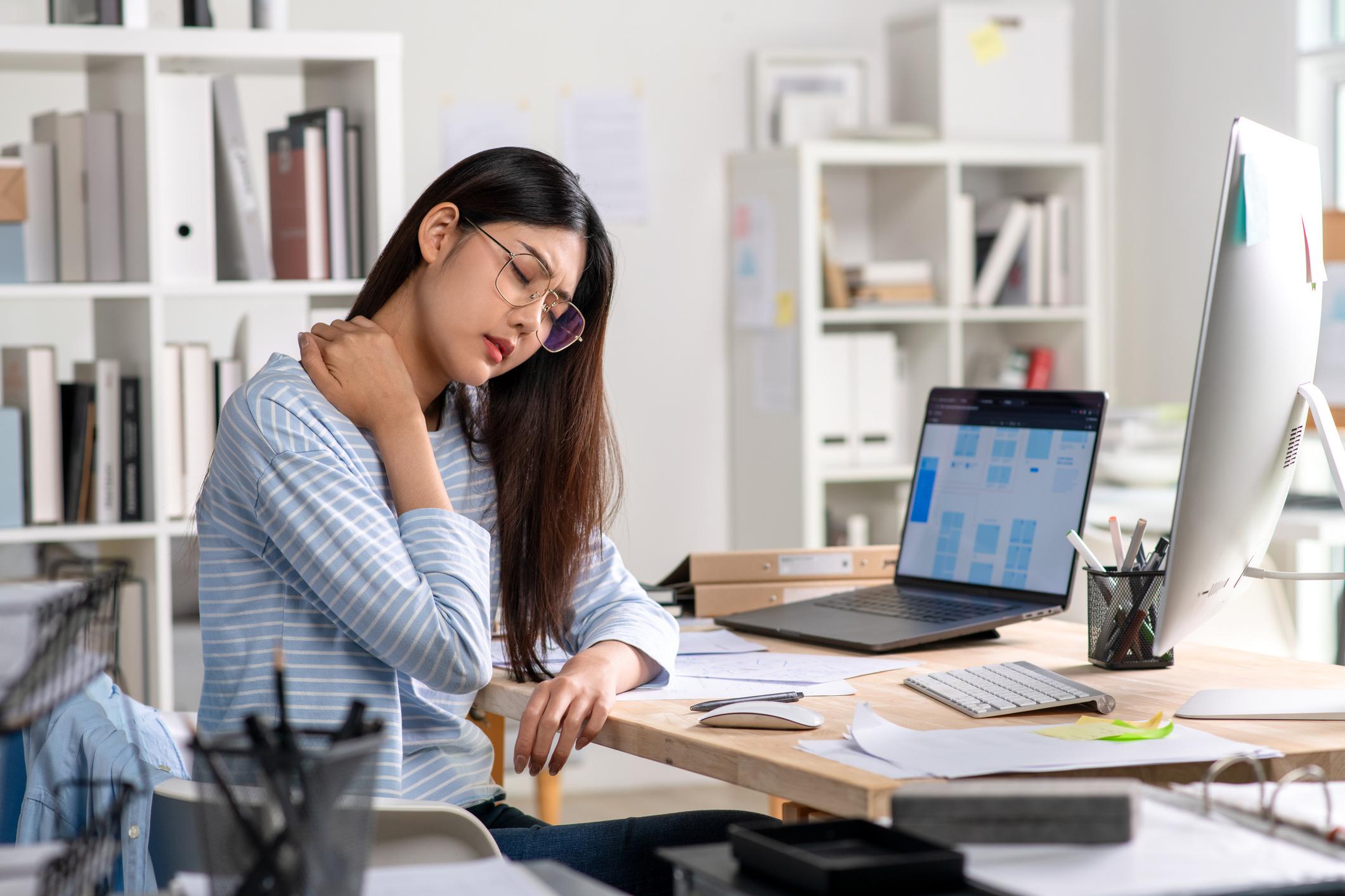 デスクワーク中に首や肩へ負担がかかっている姿勢の例