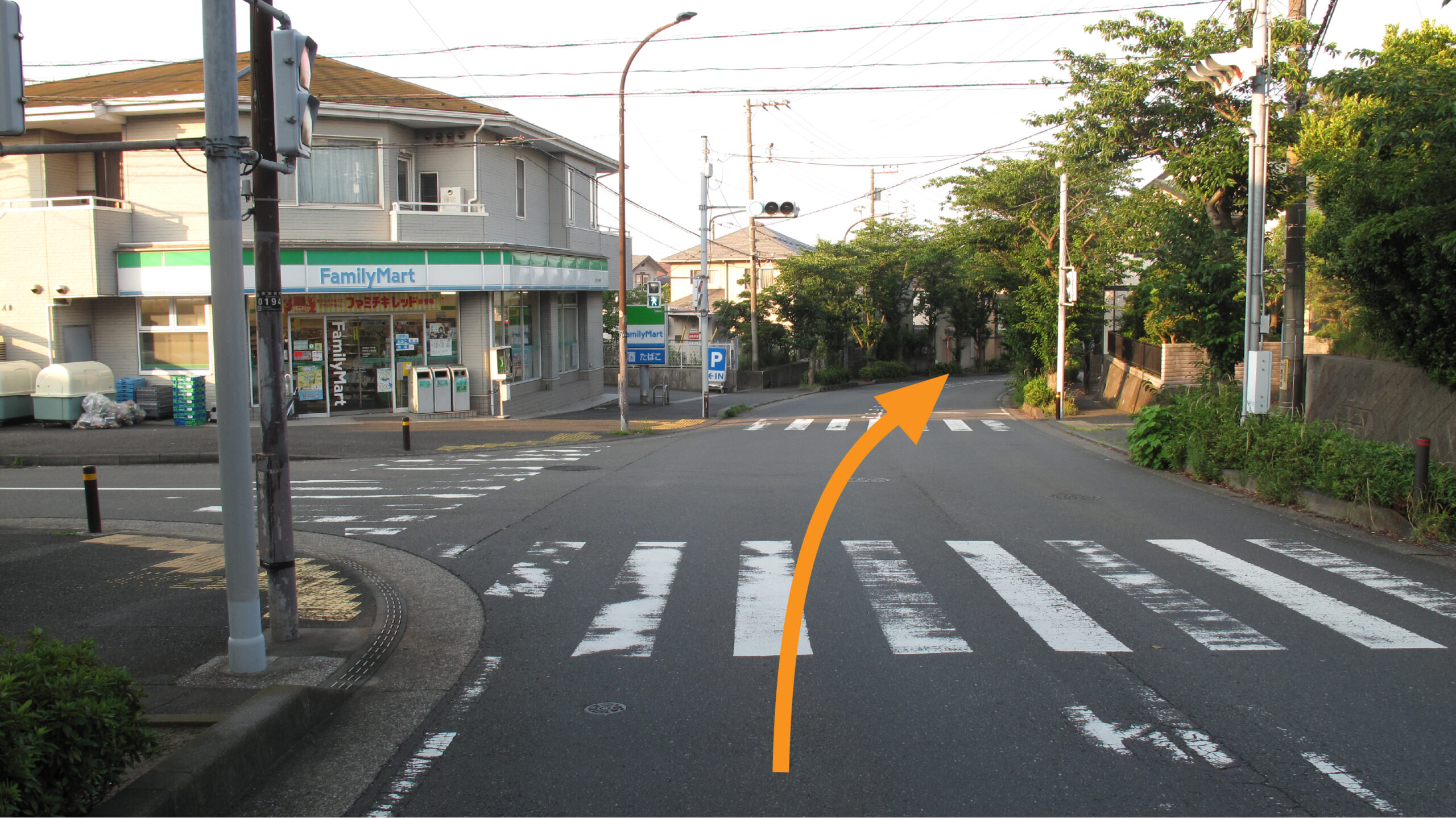 ファミリーマートの信号を直進。
矢印で進行方向を表示しています。