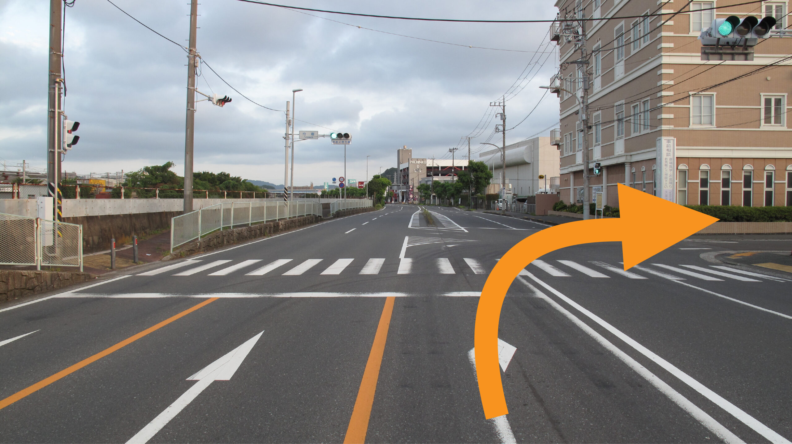 久里浜駅方面から。
船越の信号右折を矢印で表示している写真です。