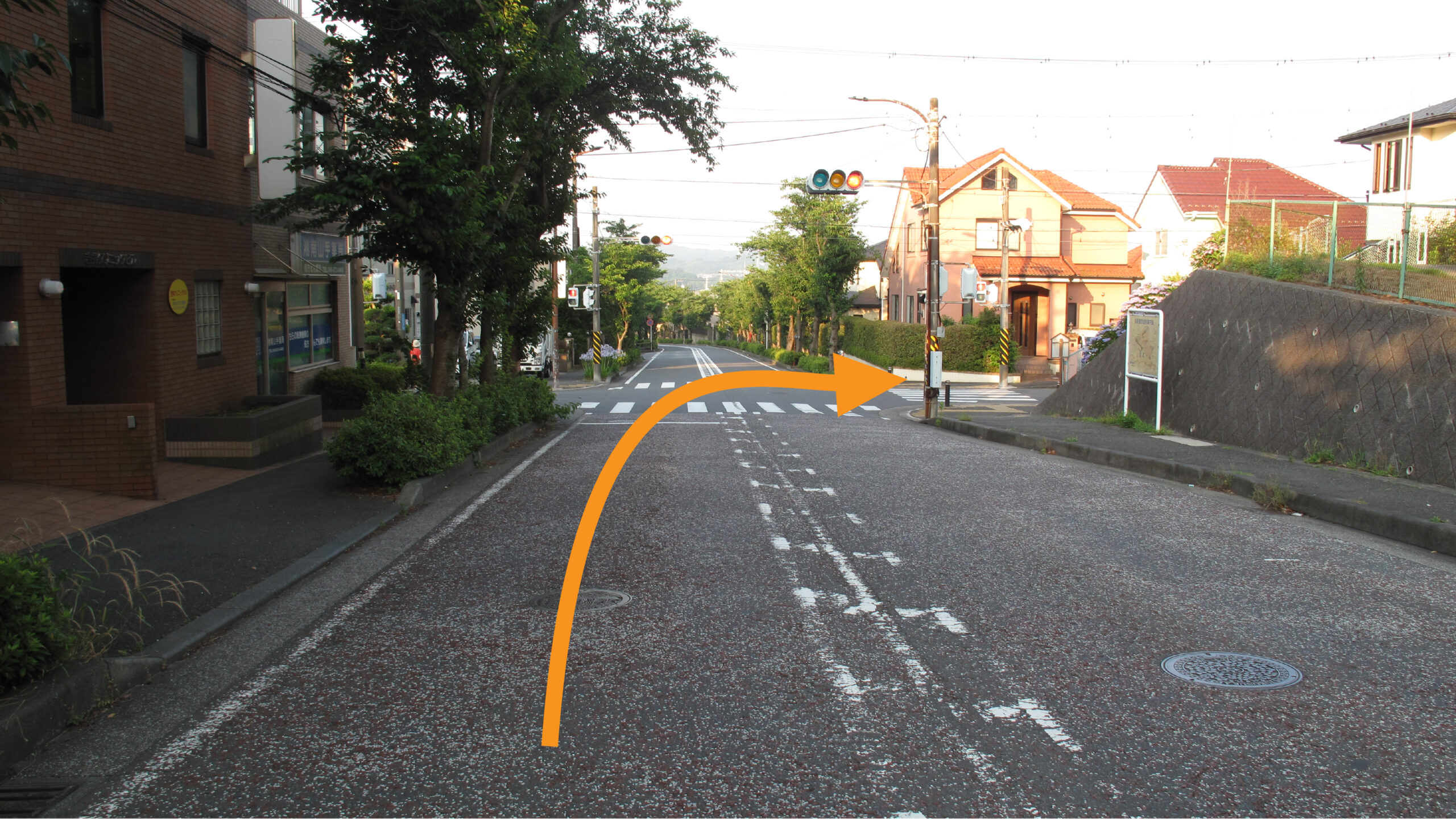 次の信号右折を矢印で表示している写真です。
