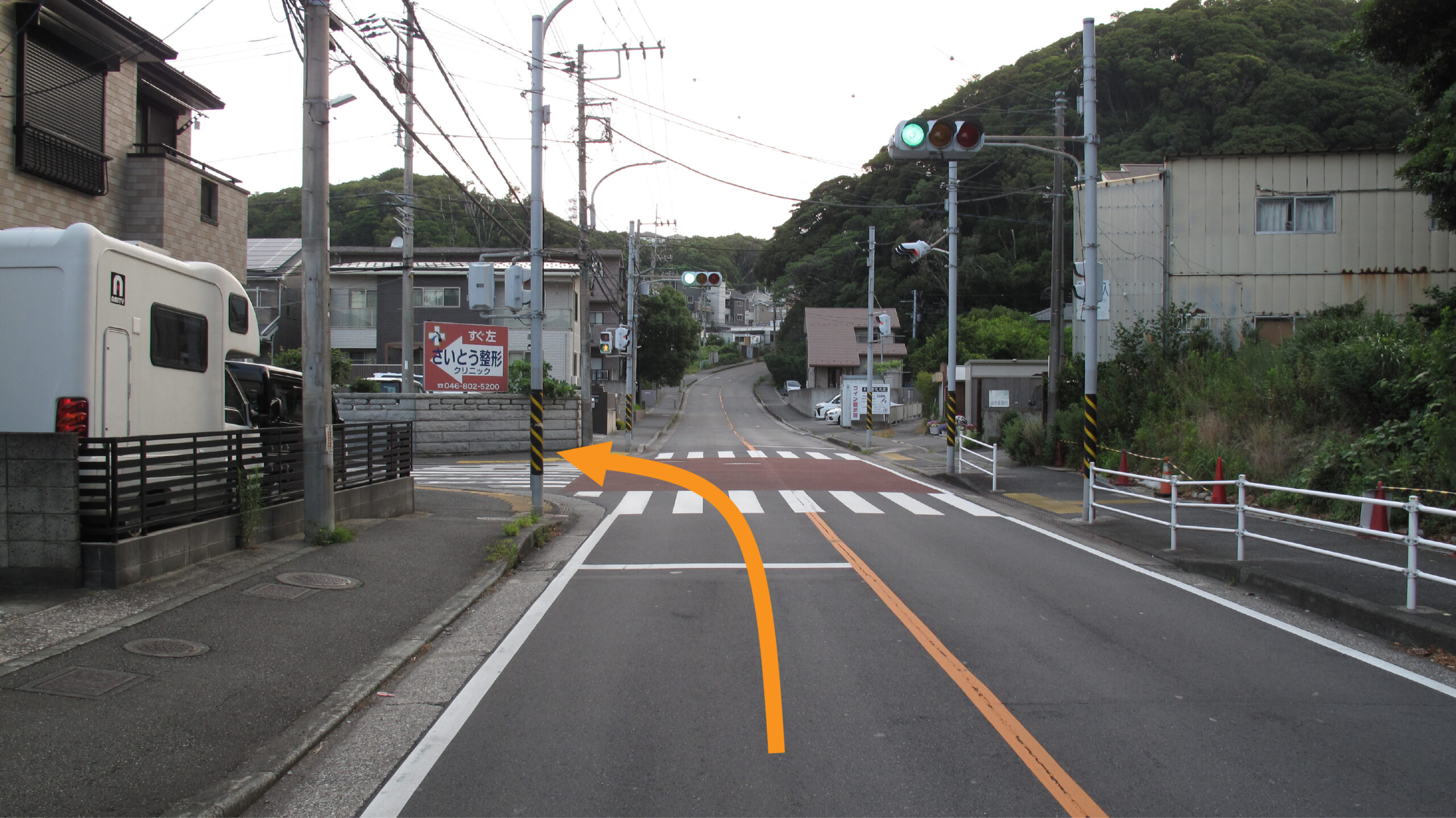 湘南山手入口。
信号左折を矢印で表示している写真です。