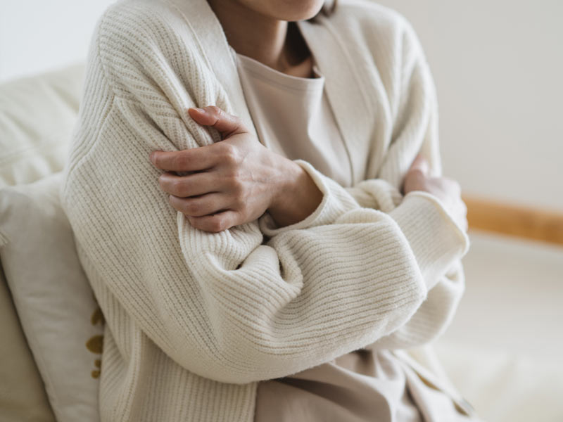 冷え性の女性の写真です。体が硬くなっています。