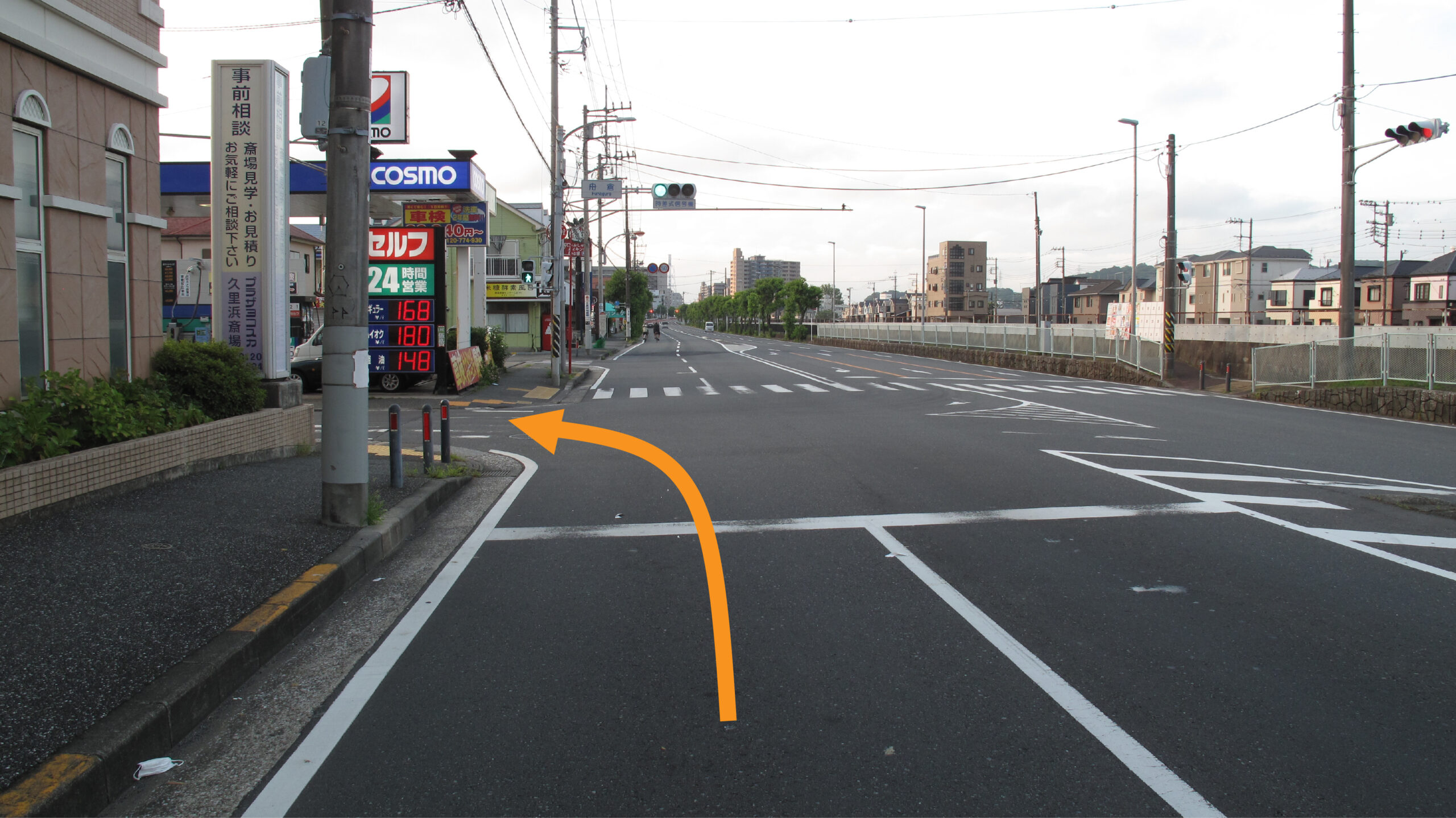 北久里浜駅方面から。
船越の信号左折を矢印で表示している写真です。