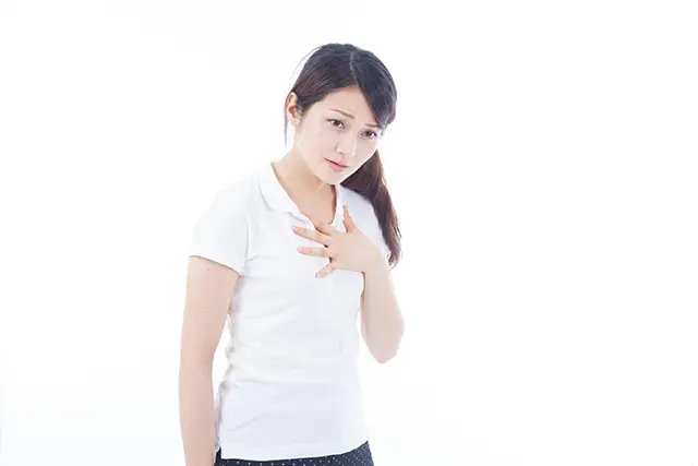 胸が詰まり、呼吸が浅い女性の写真です。