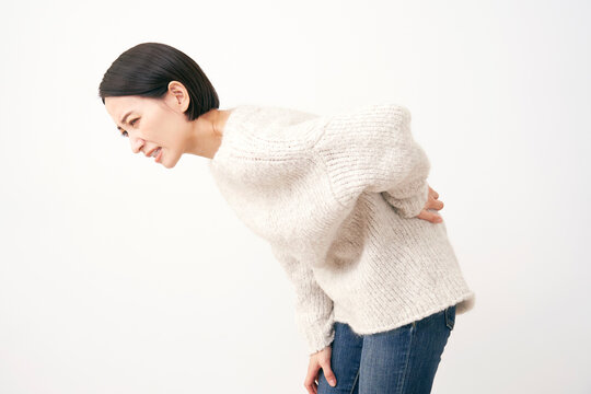 慢性腰痛でつらい女性の写真です。
