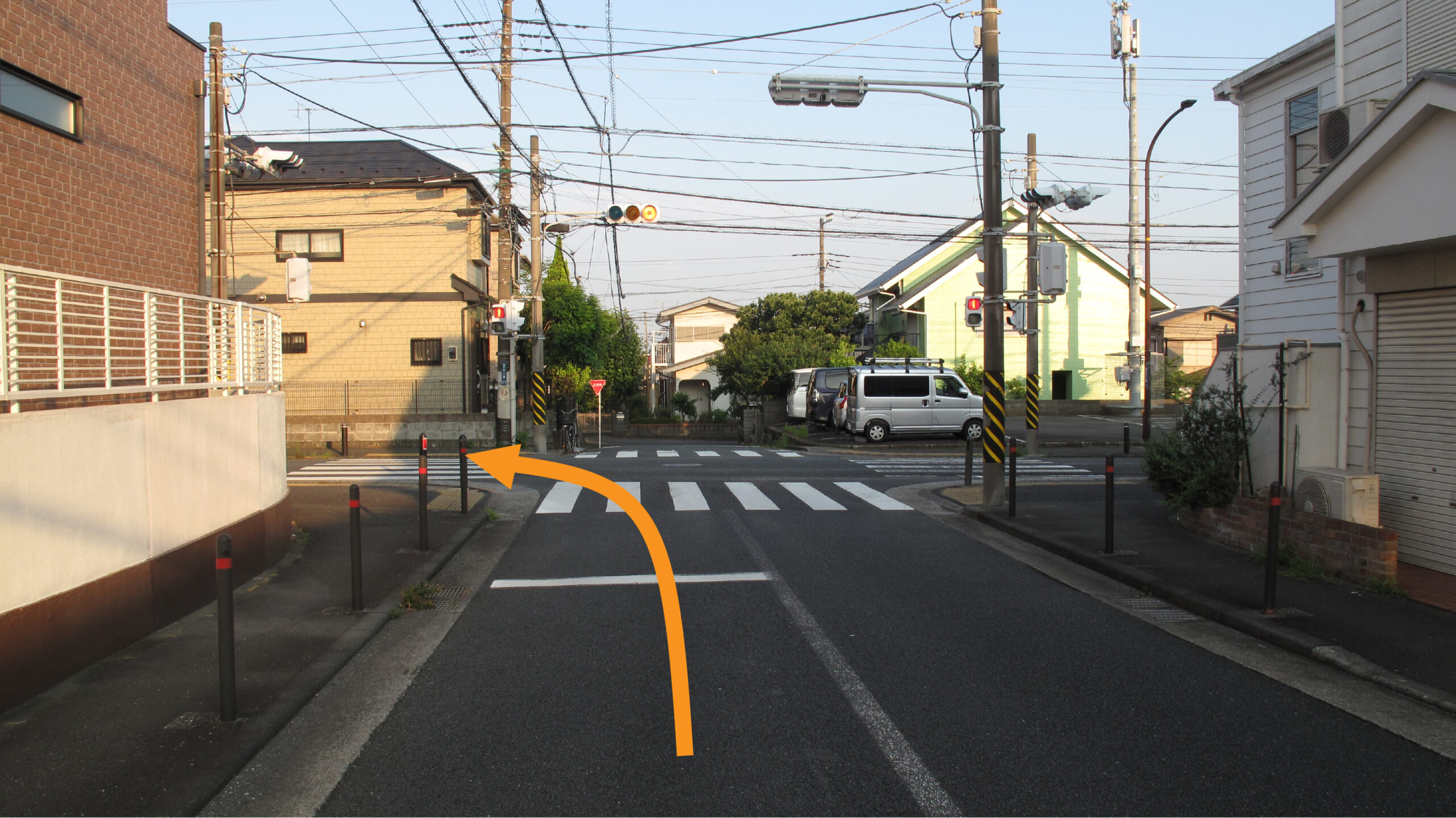 桜が丘、最初の信号左折の写真。矢印で示しています。