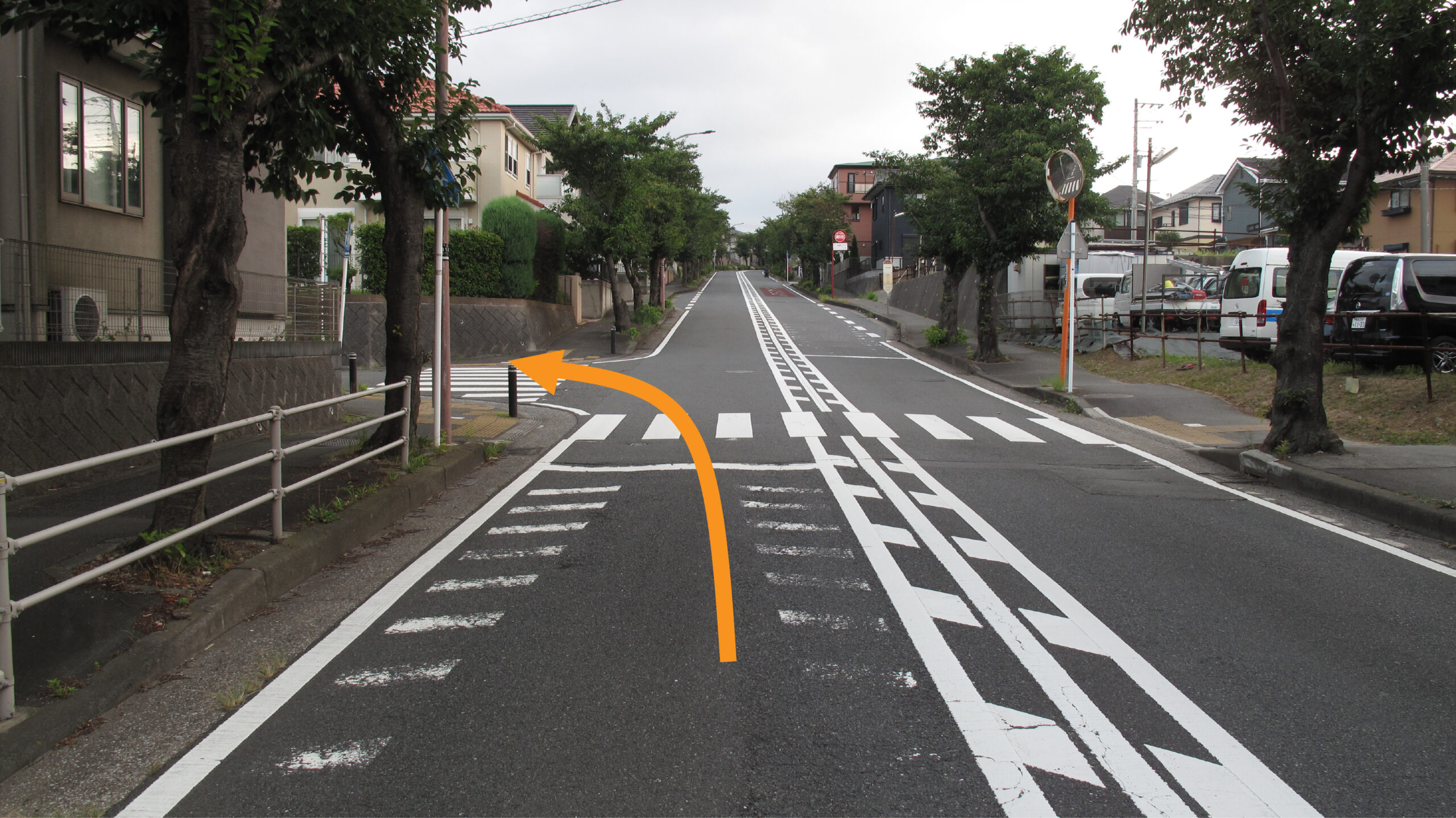 横断歩道左折を矢印で表示している写真です。