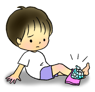 足首にアイシングをしている小学生男子のイラストです。