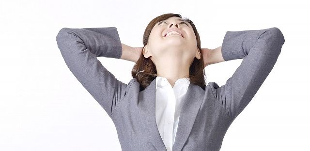 深呼吸をしている女性の写真です。