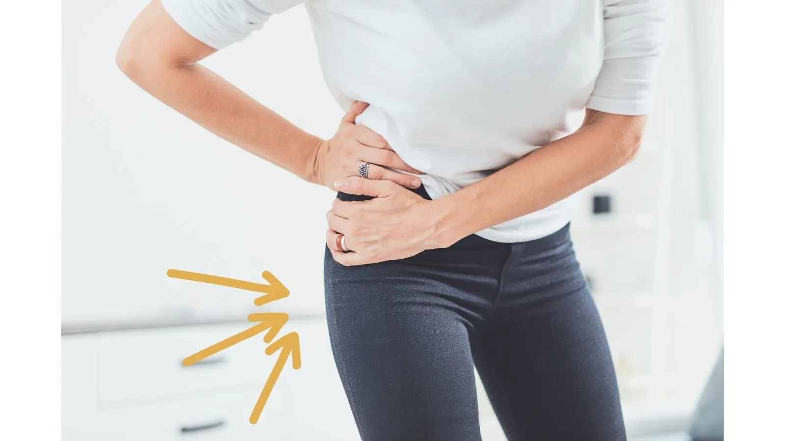 股関節の痛みを訴える女性の写真です。